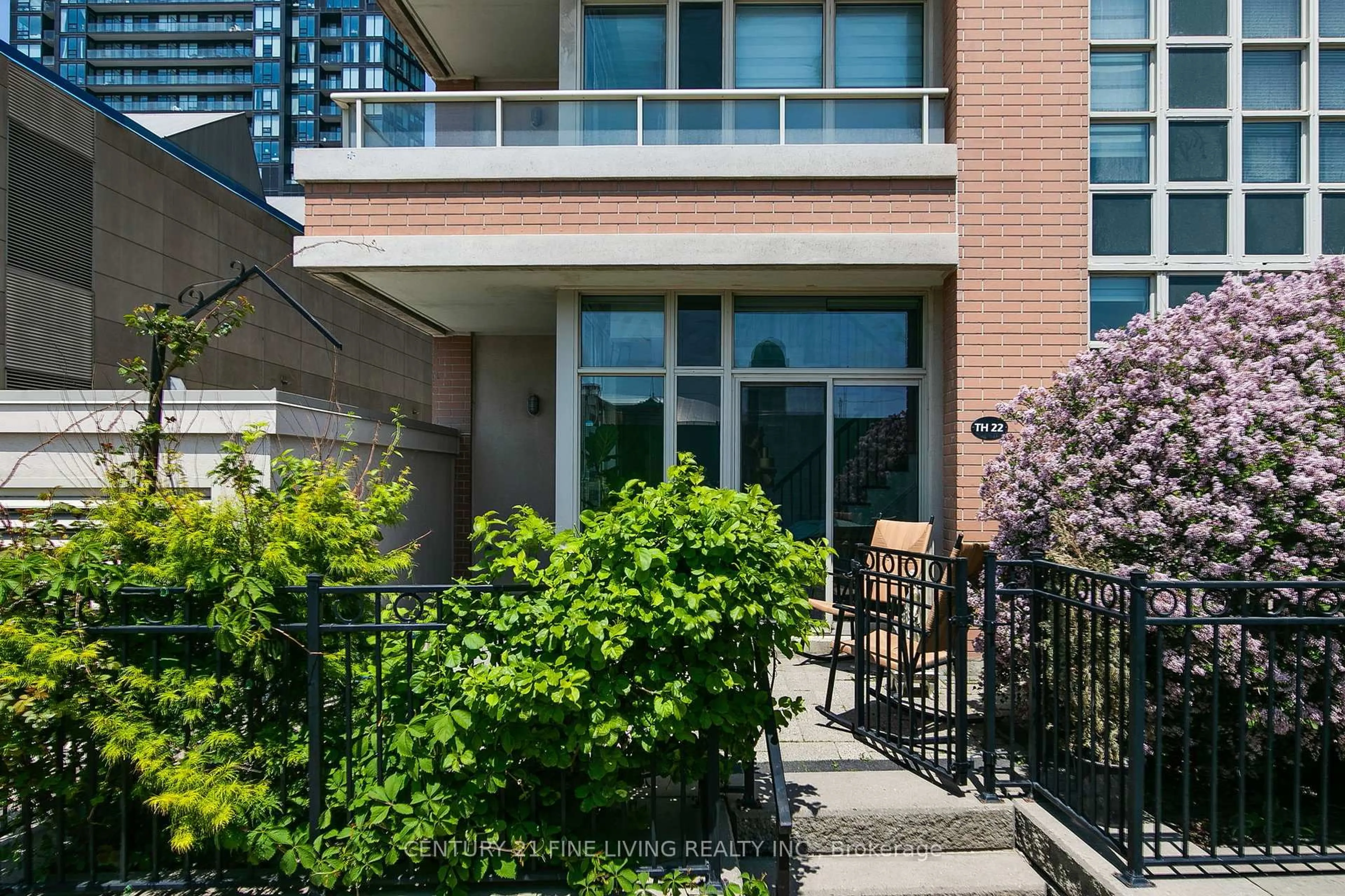 Patio, street for 6 Pirandello St #Th22, Toronto Ontario M6K 0B1