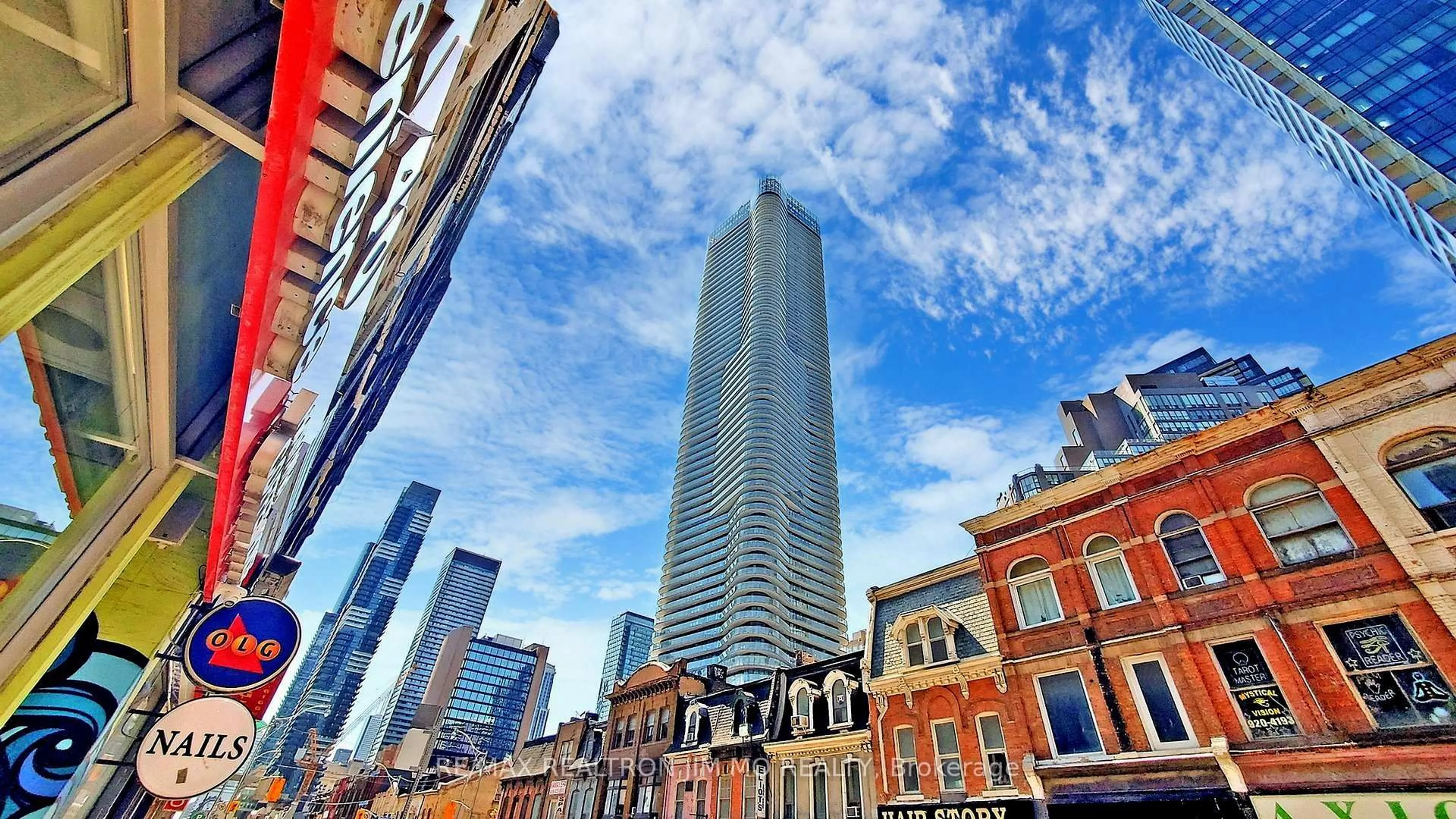 Blurry image for 11 Wellesley St #1501, Toronto Ontario M4Y 0G4