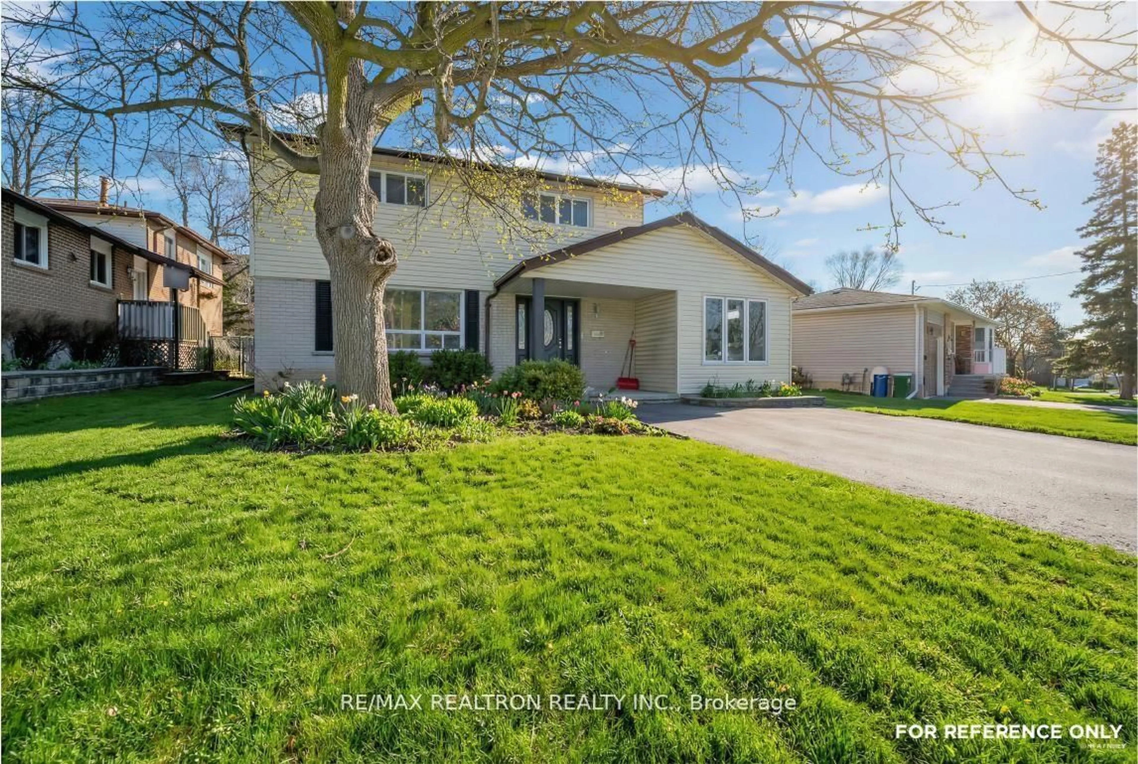 A pic from outside/outdoor area/front of a property/back of a property/a pic from drone, street for 151 Shaughnessy Blvd, Toronto Ontario M2J 1J7