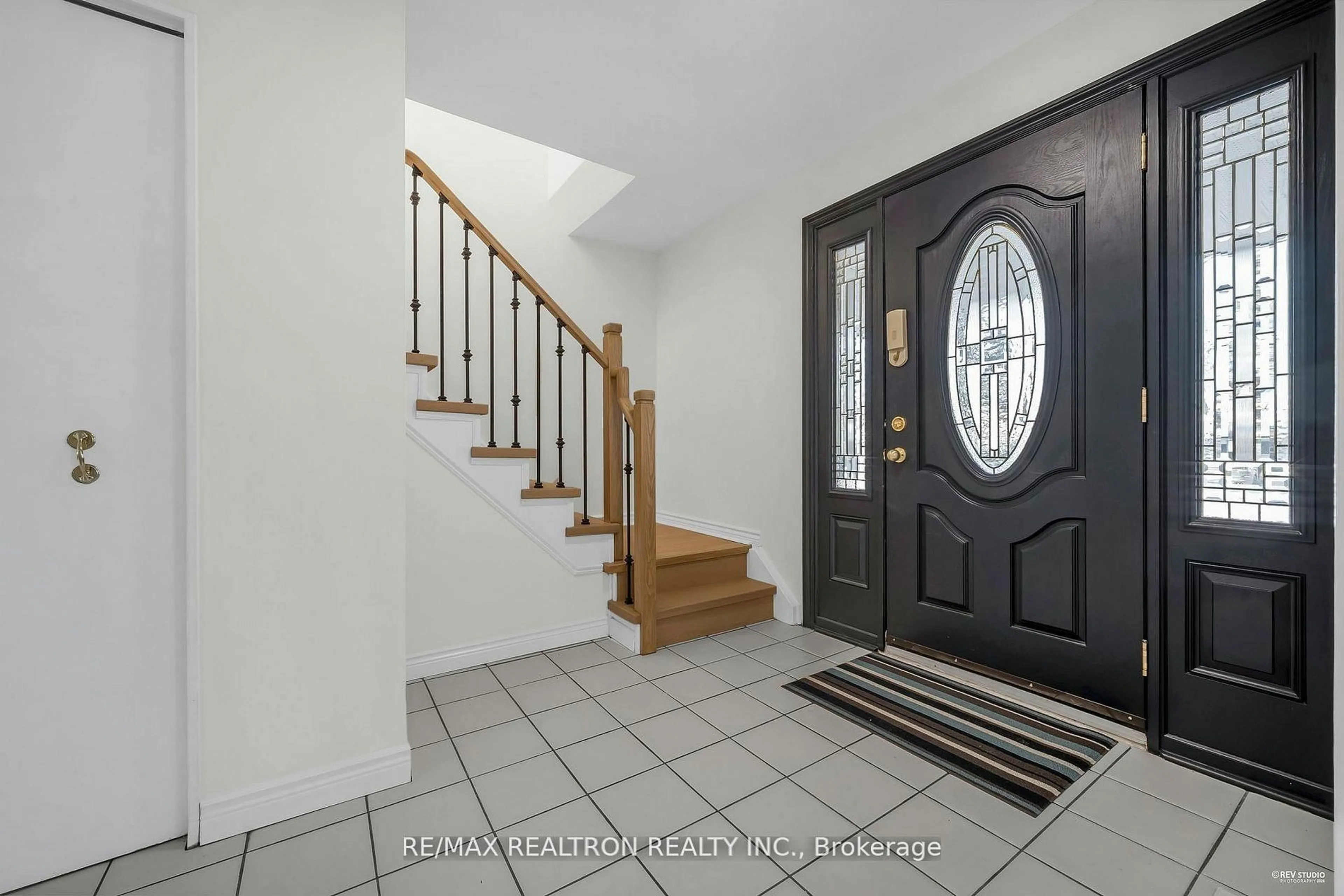 Indoor entryway for 151 Shaughnessy Blvd, Toronto Ontario M2J 1J7