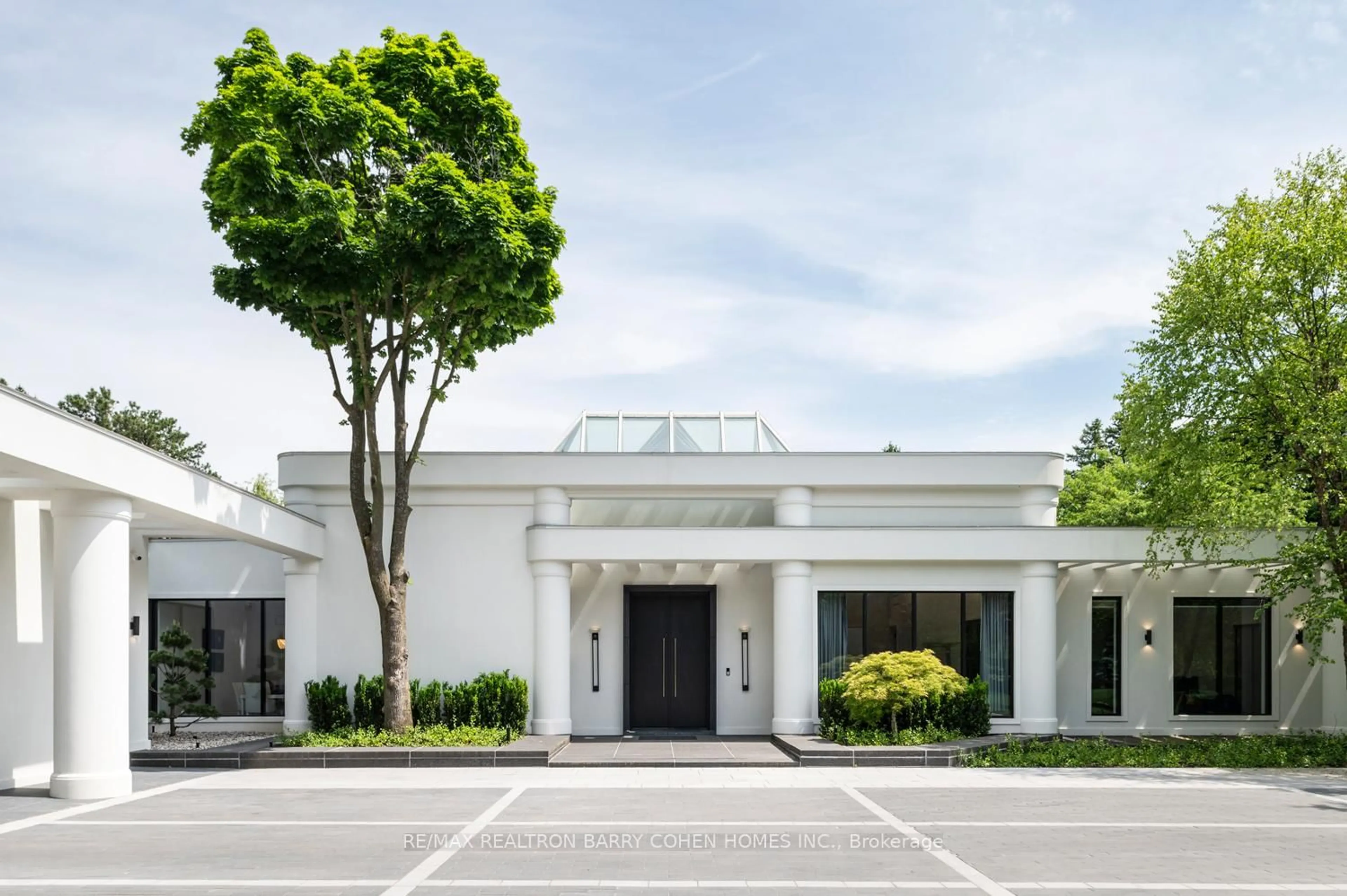 Indoor foyer for 45 Park Lane Circ, Toronto Ontario M3C 2N3