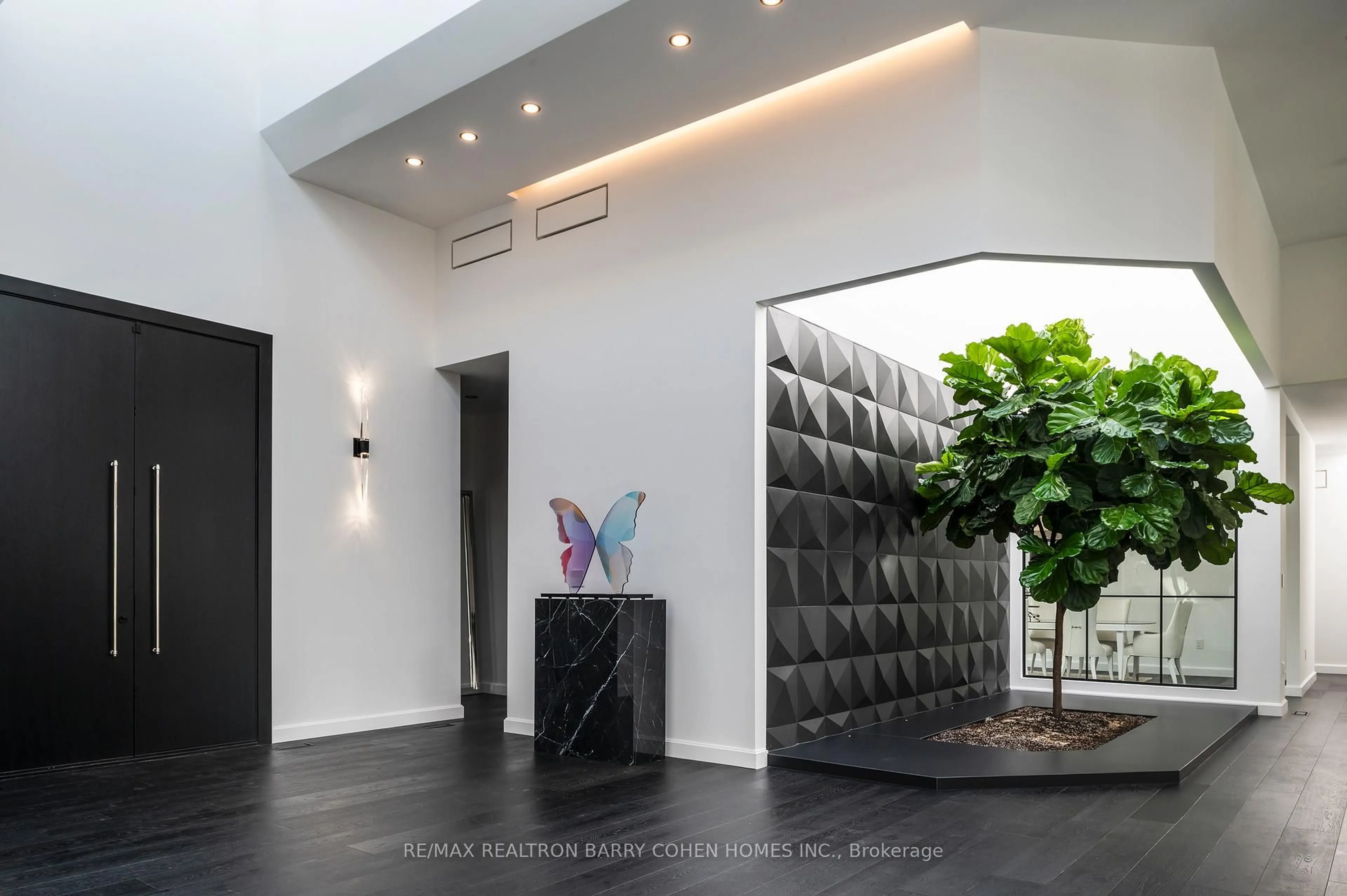 Indoor foyer for 45 Park Lane Circ, Toronto Ontario M3C 2N3