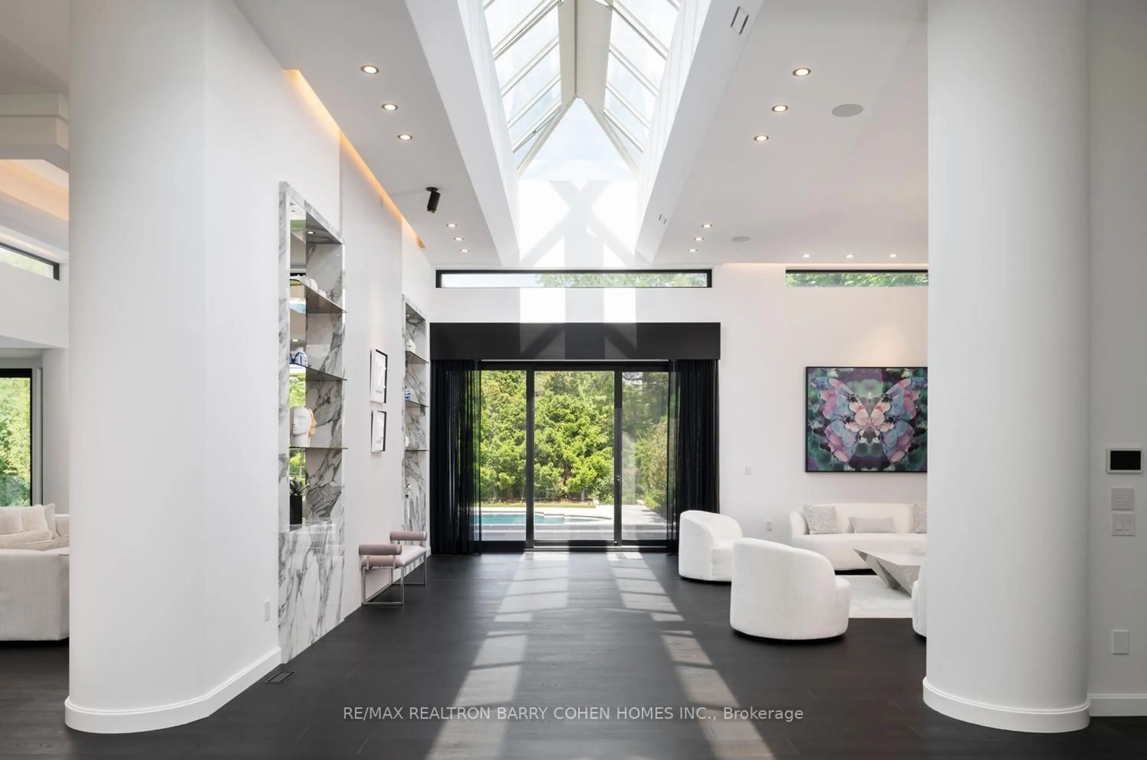 Indoor foyer for 45 Park Lane Circ, Toronto Ontario M3C 2N3