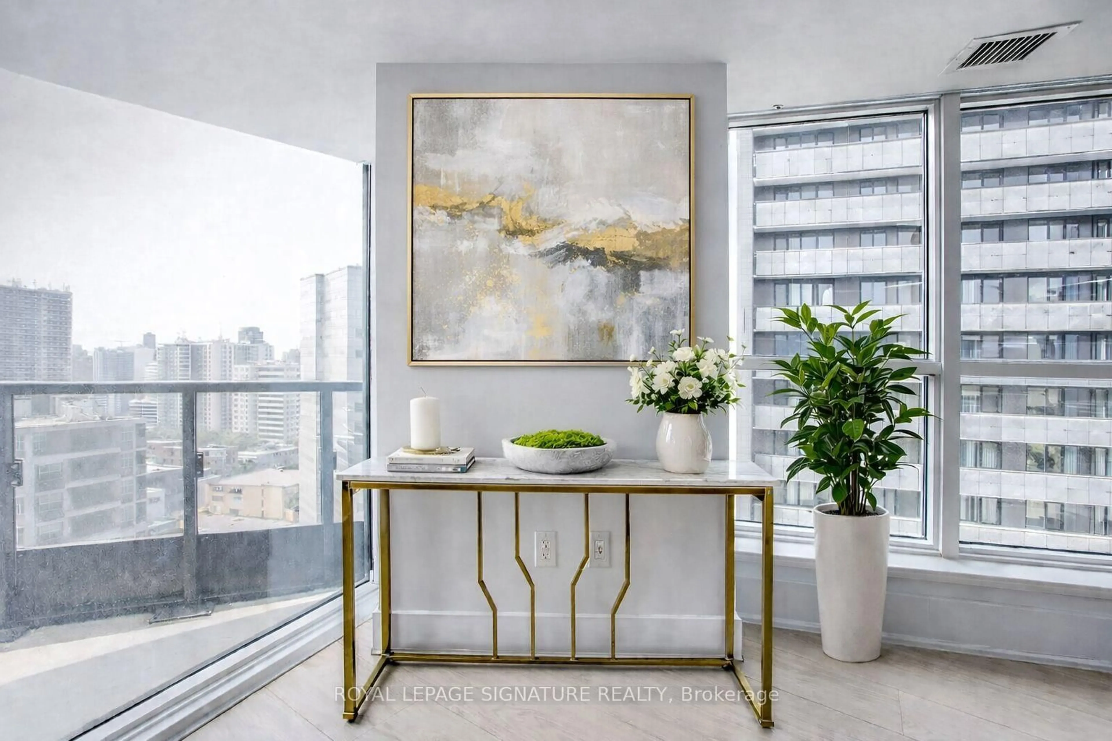 Indoor entryway for 585 Bloor St #2722, Toronto Ontario M4W 0B3