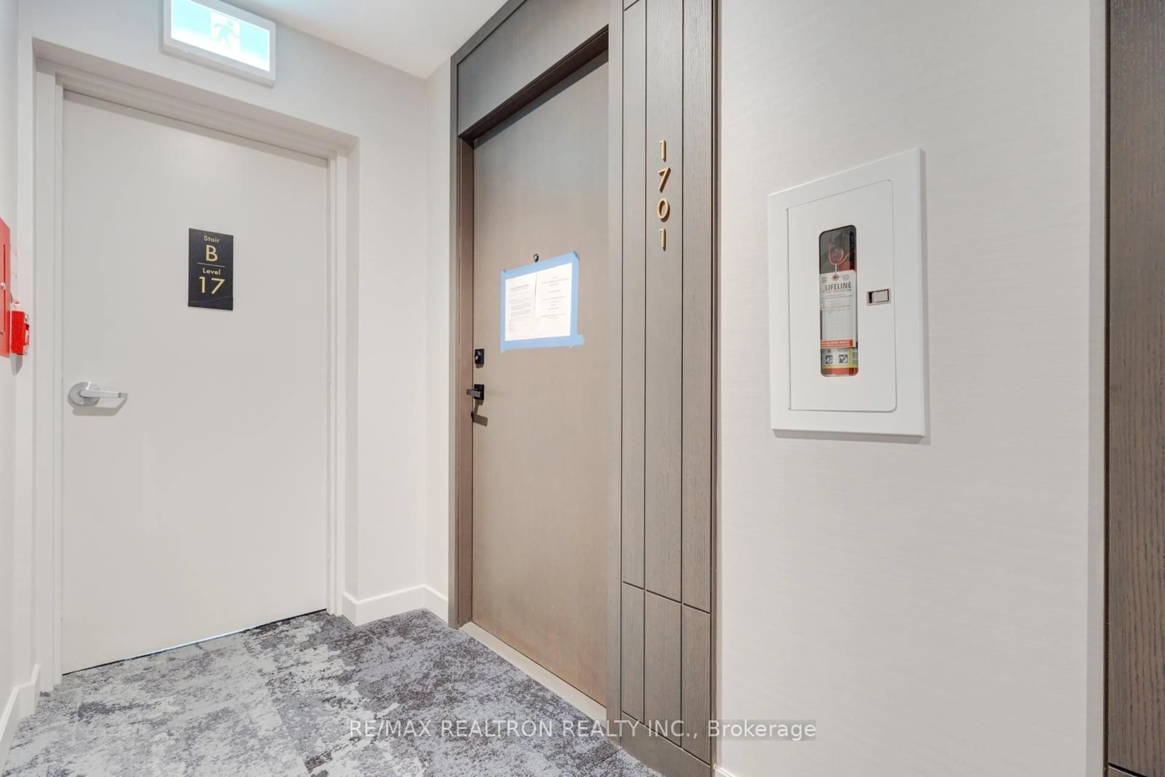 Indoor entryway for 15 Holmes Ave #1701, Toronto Ontario M2N 0L4