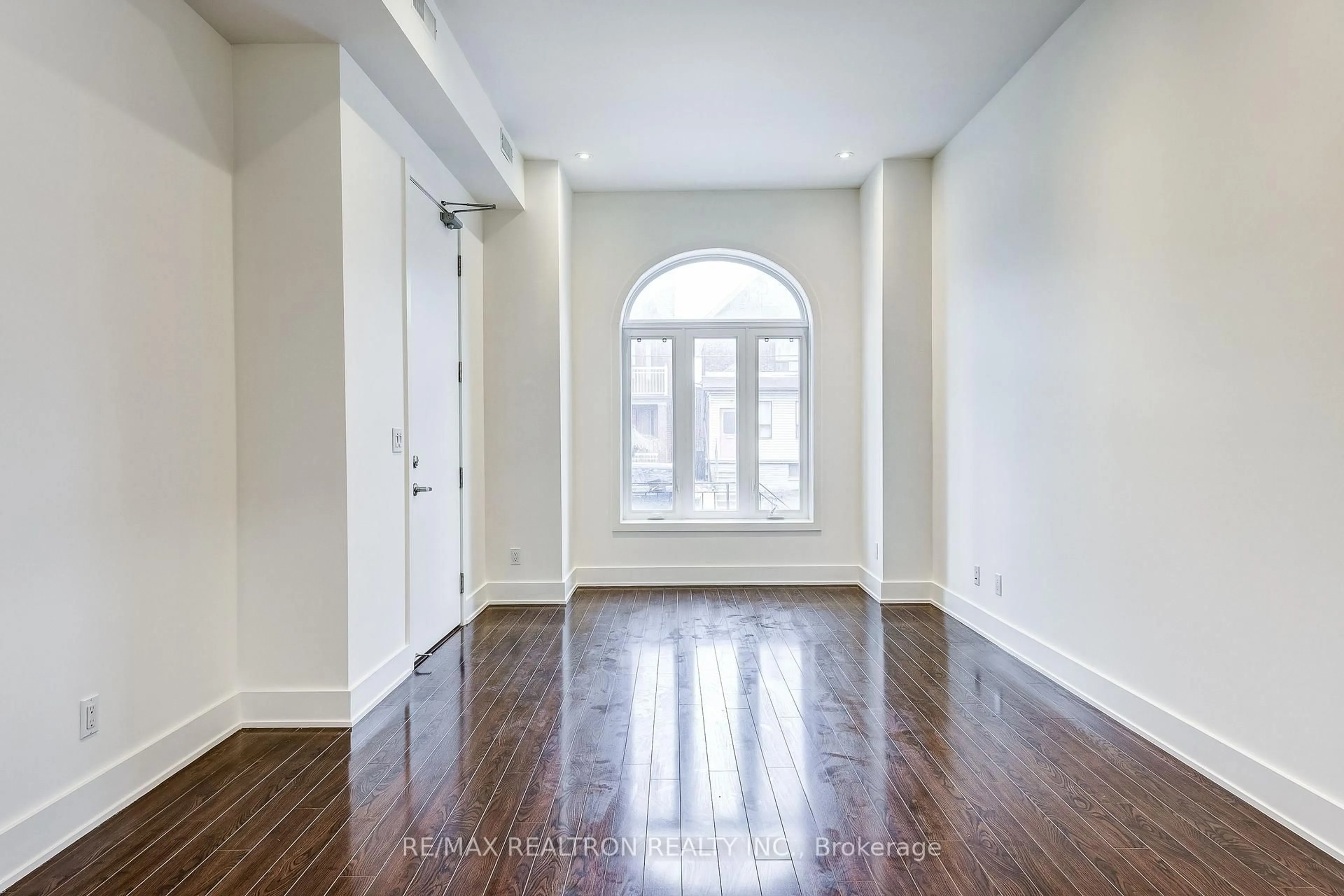Indoor entryway for 588 Ossington Ave, Toronto Ontario M6G 3T5