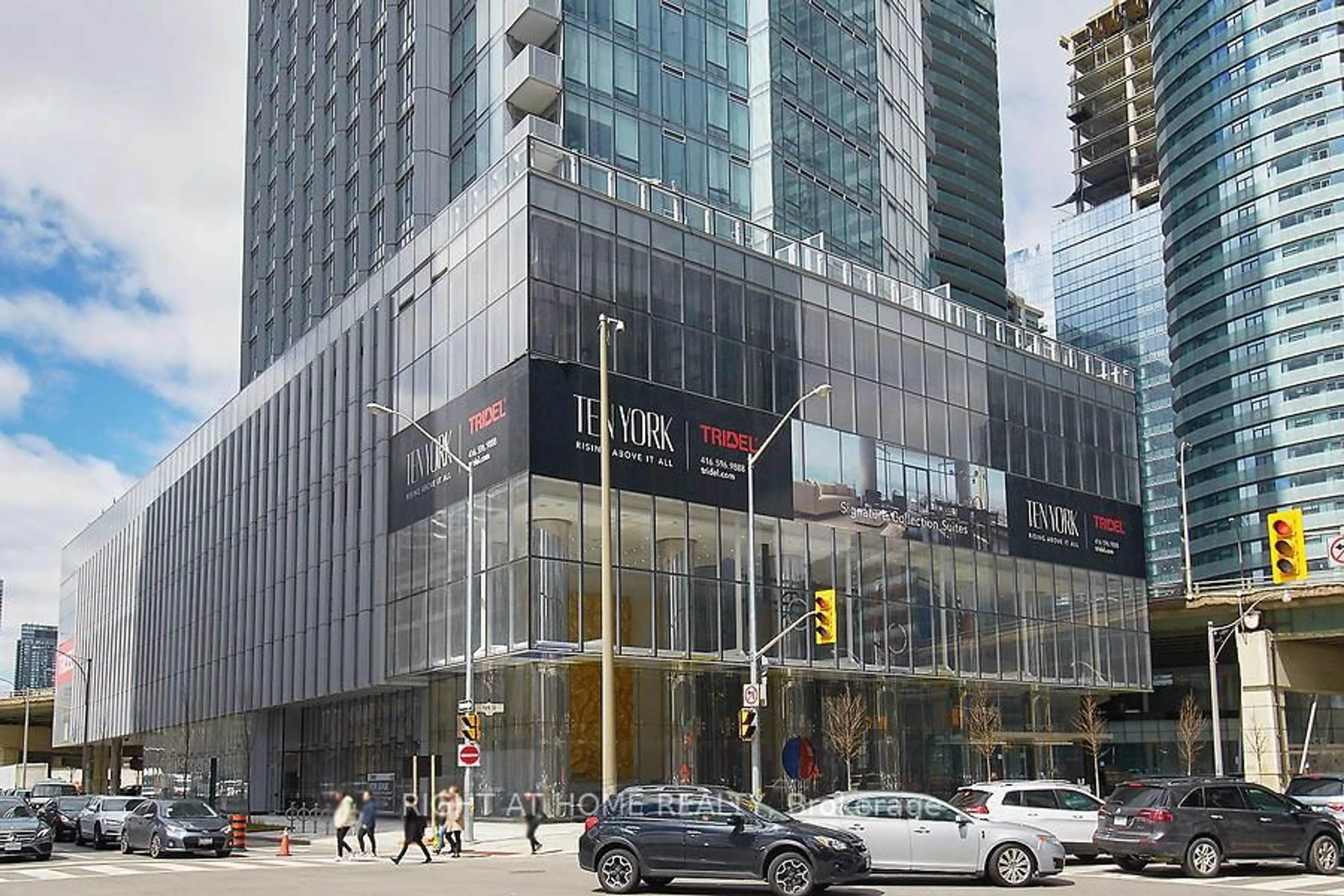 Indoor foyer for 10 York St #3712, Toronto Ontario M5J 2Z2