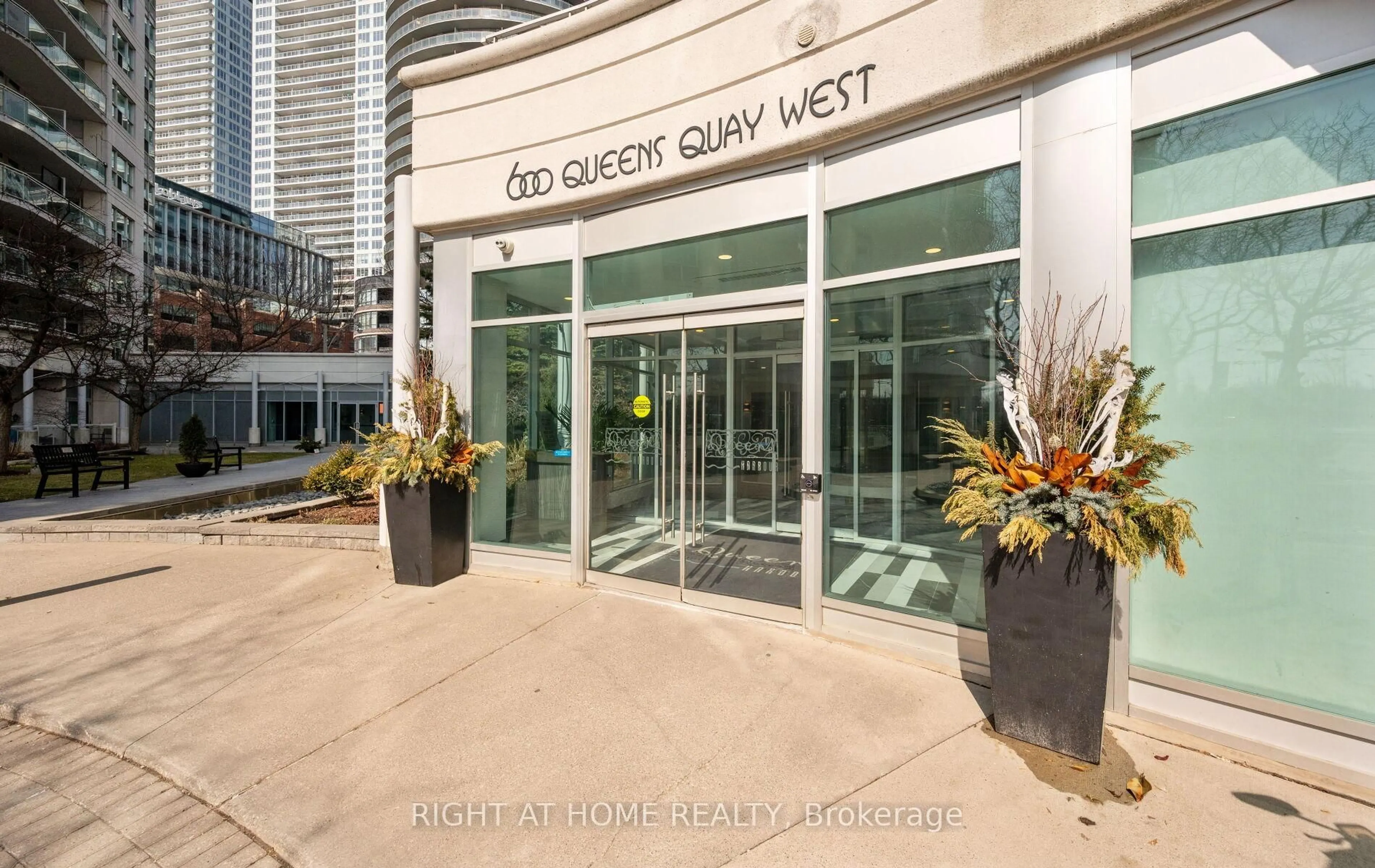 Indoor foyer for 600 Queens Quay #219, Toronto Ontario M5V 3M3