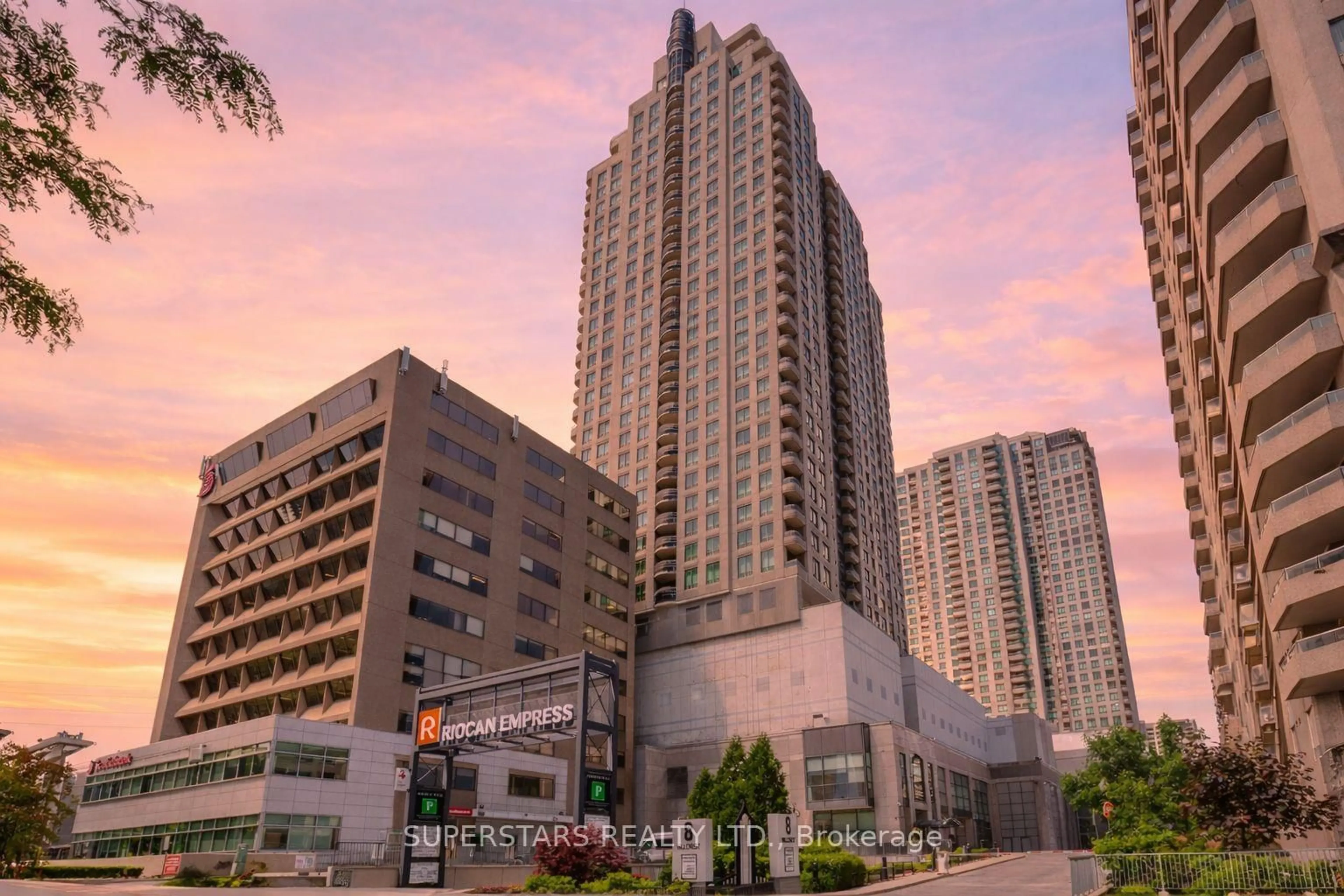 Patio, building for 8 Hillcrest Ave #1509, Toronto Ontario M2N 6Y6