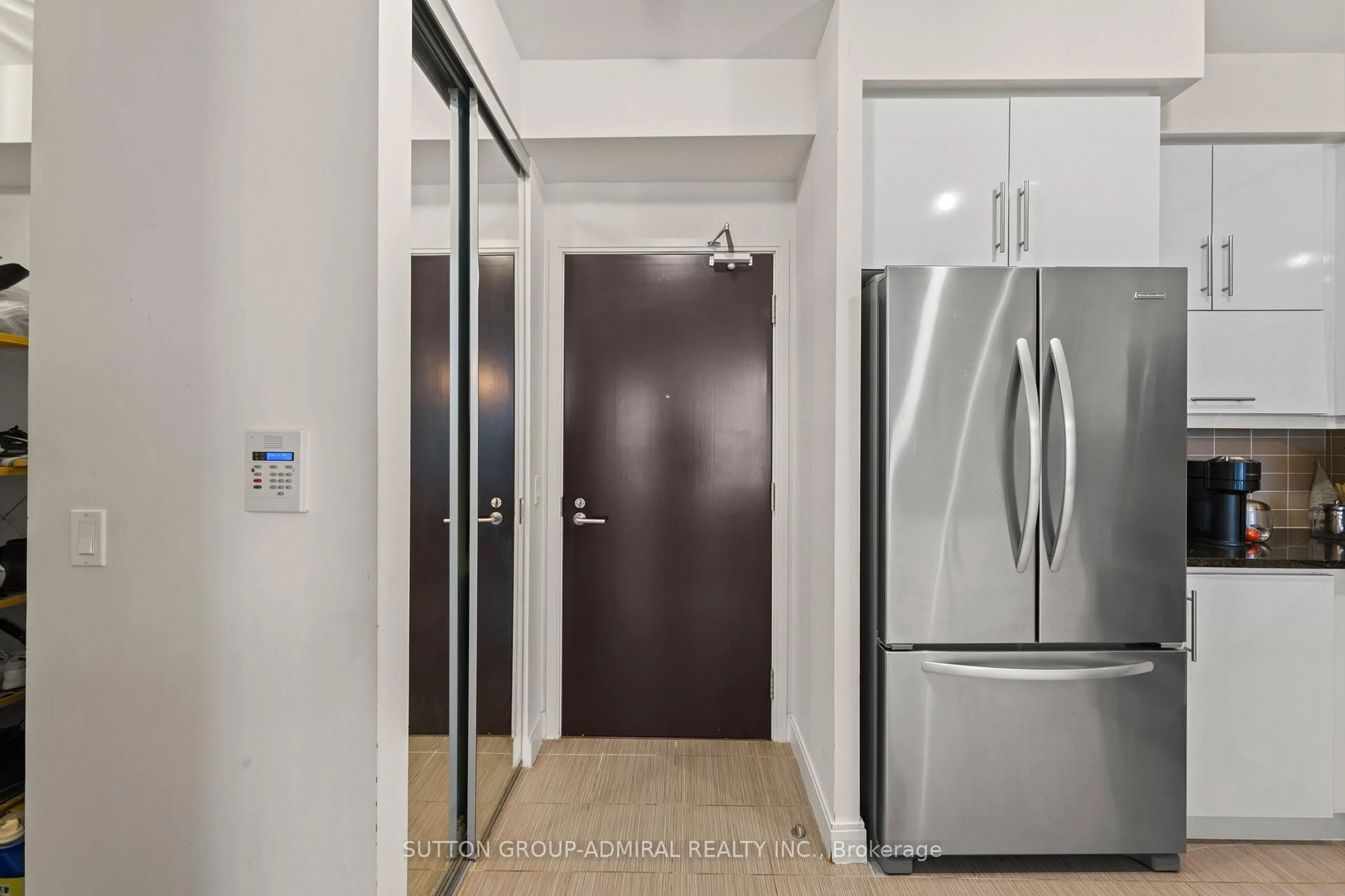 Indoor entryway for 825 Church St #516, Toronto Ontario M4W 3Z4