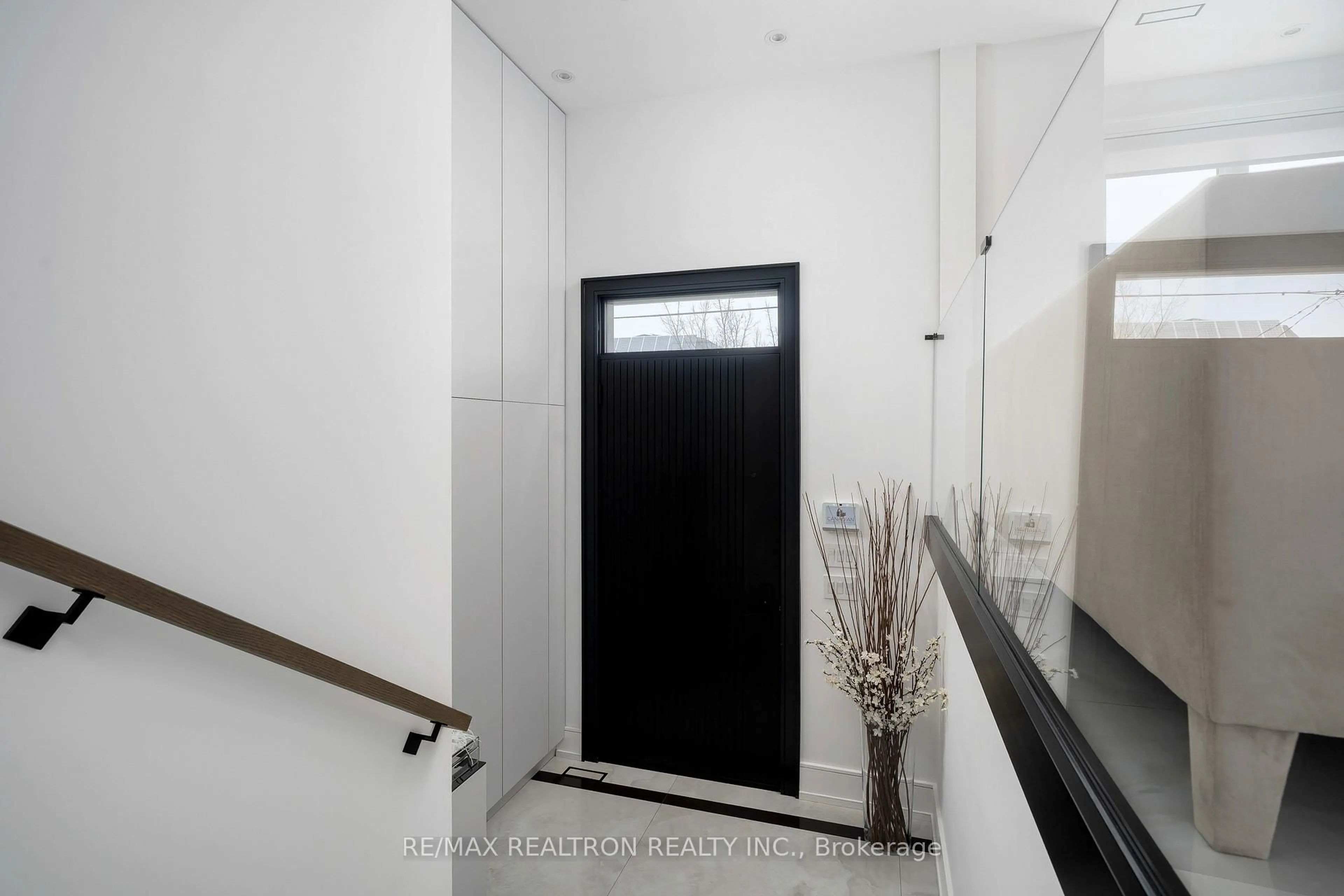Indoor foyer for 245 Patricia Ave, Toronto Ontario M2M 1J7