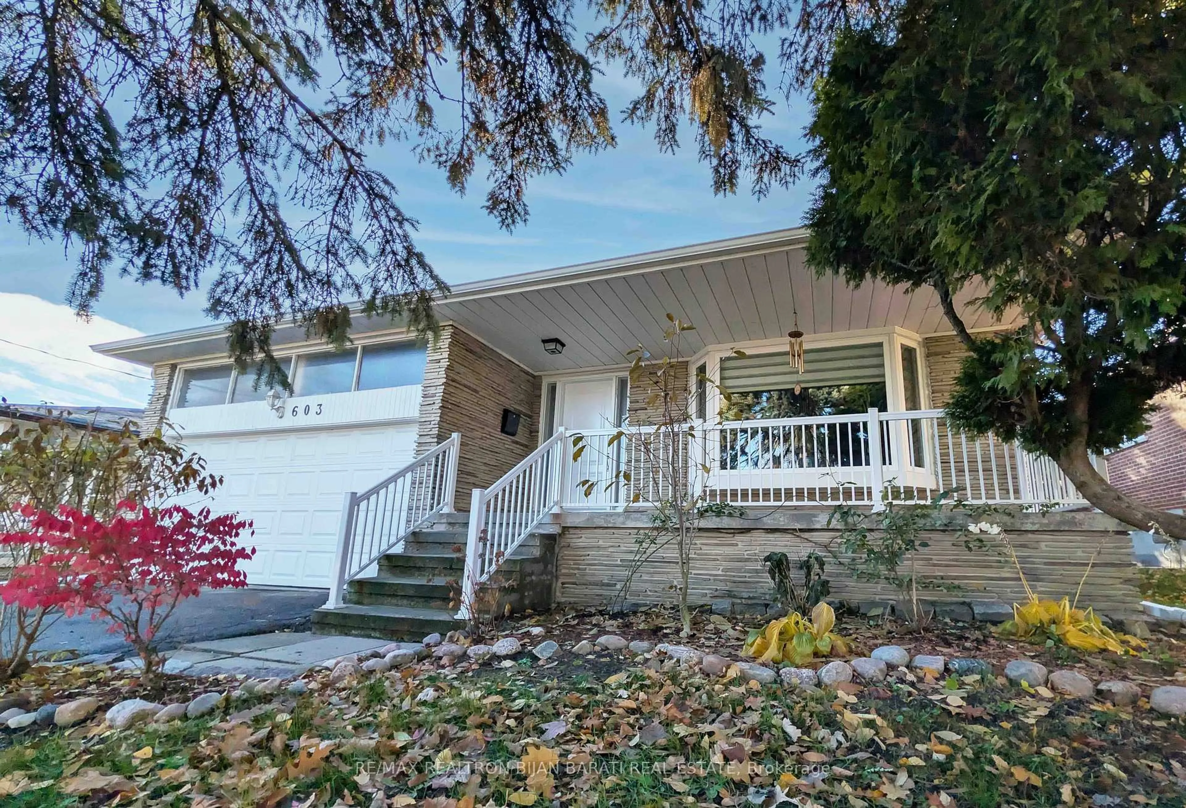 Home with vinyl exterior material, street for 603 Cummer Ave, Toronto Ontario M2K 2M5