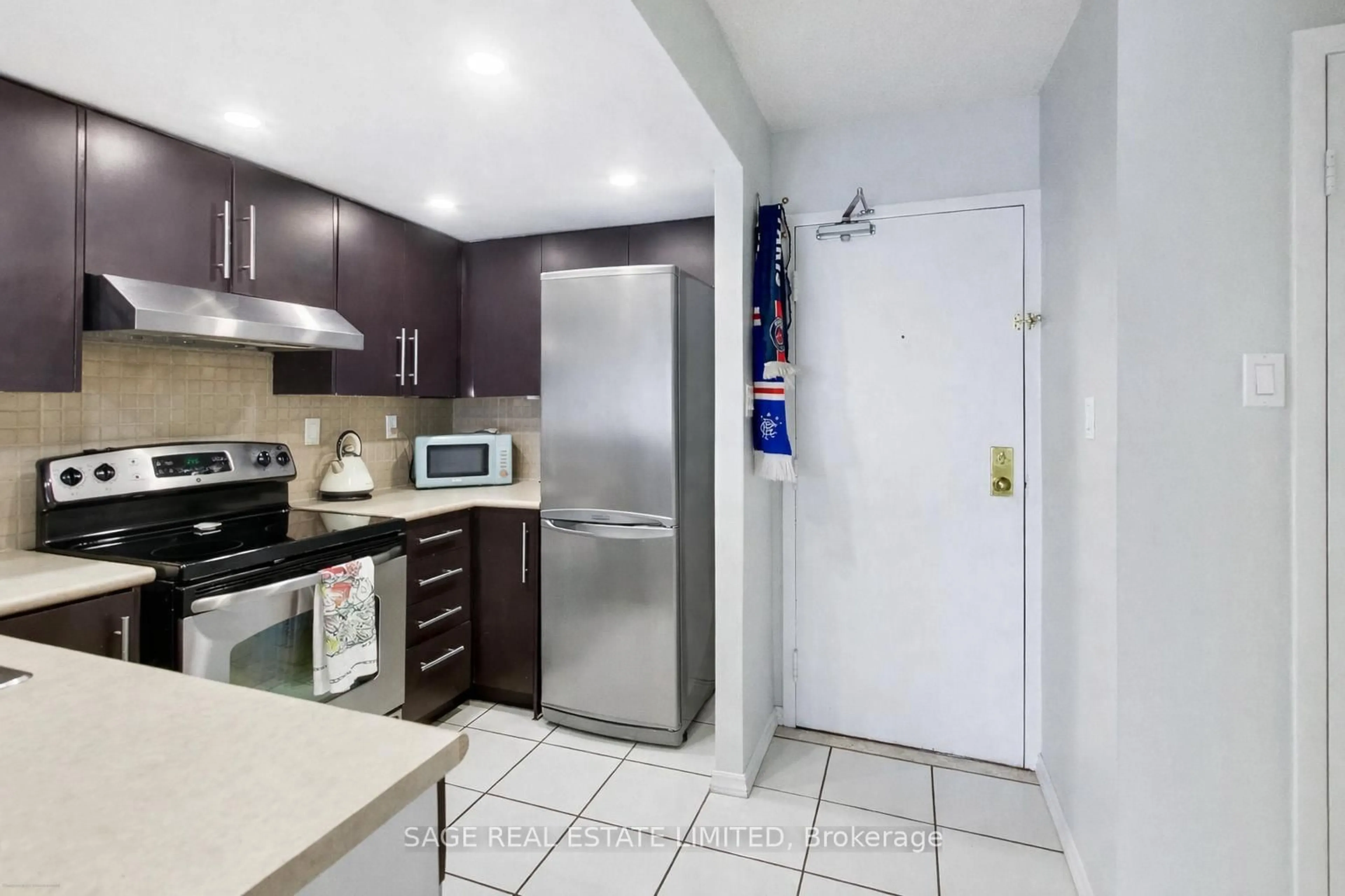 Standard kitchen, unknown for 456 College St #205, Toronto Ontario M6G 4A3
