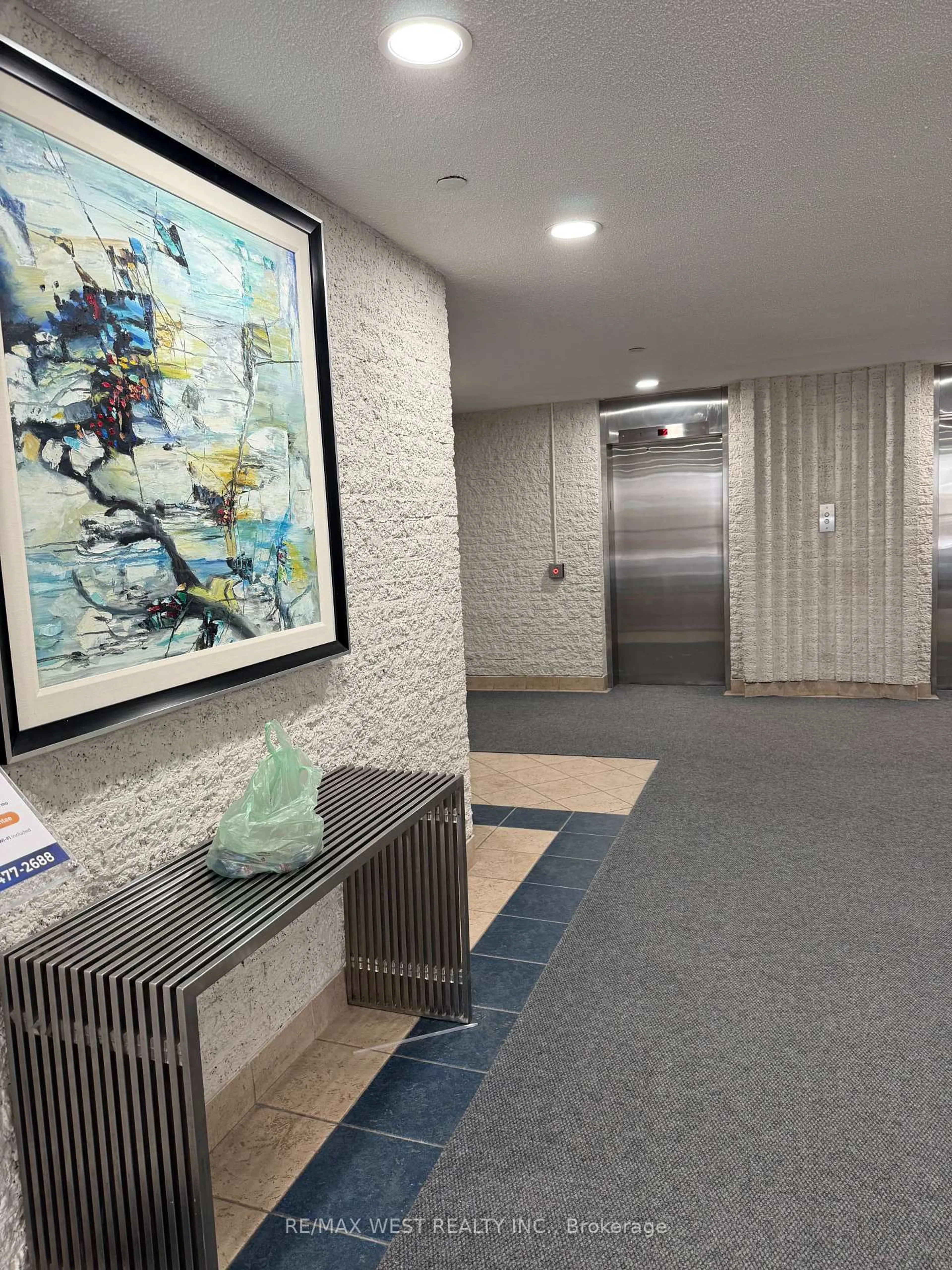 Indoor foyer for 1350 York Mills Rd #402, Toronto Ontario M3A 1Z9