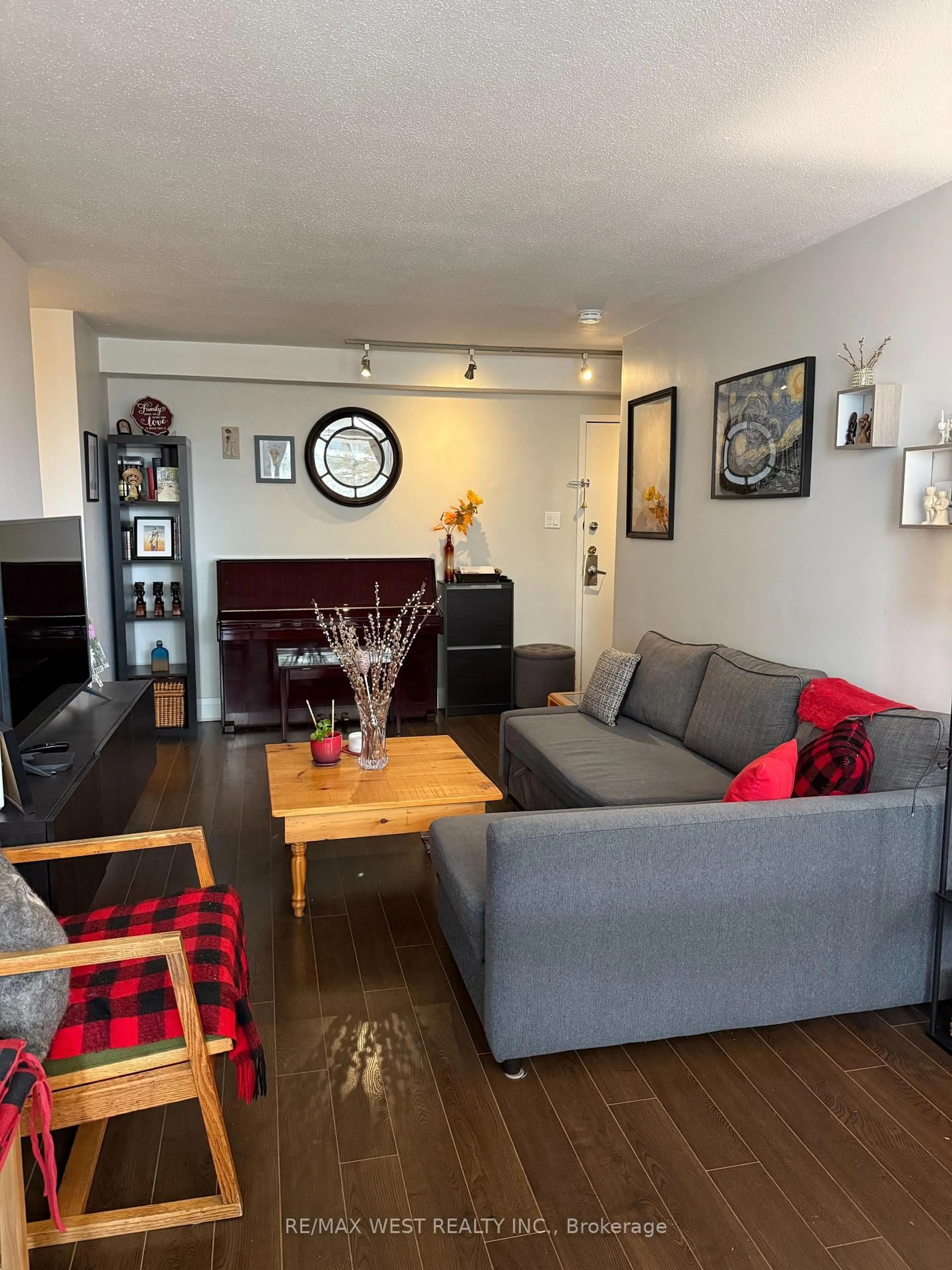 Living room with furniture, wood/laminate floor for 1350 York Mills Rd #402, Toronto Ontario M3A 1Z9