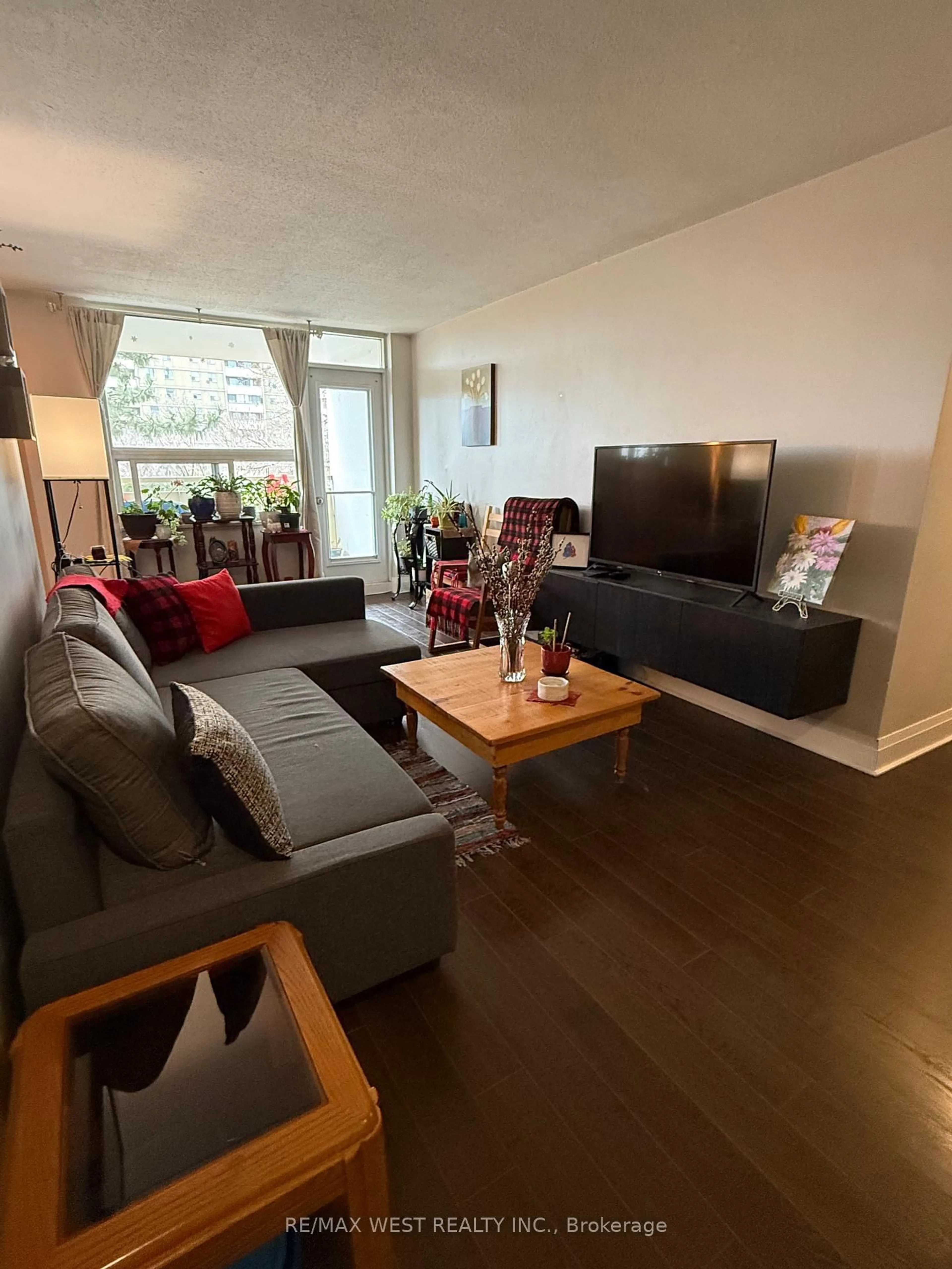 Living room with furniture, unknown for 1350 York Mills Rd #402, Toronto Ontario M3A 1Z9