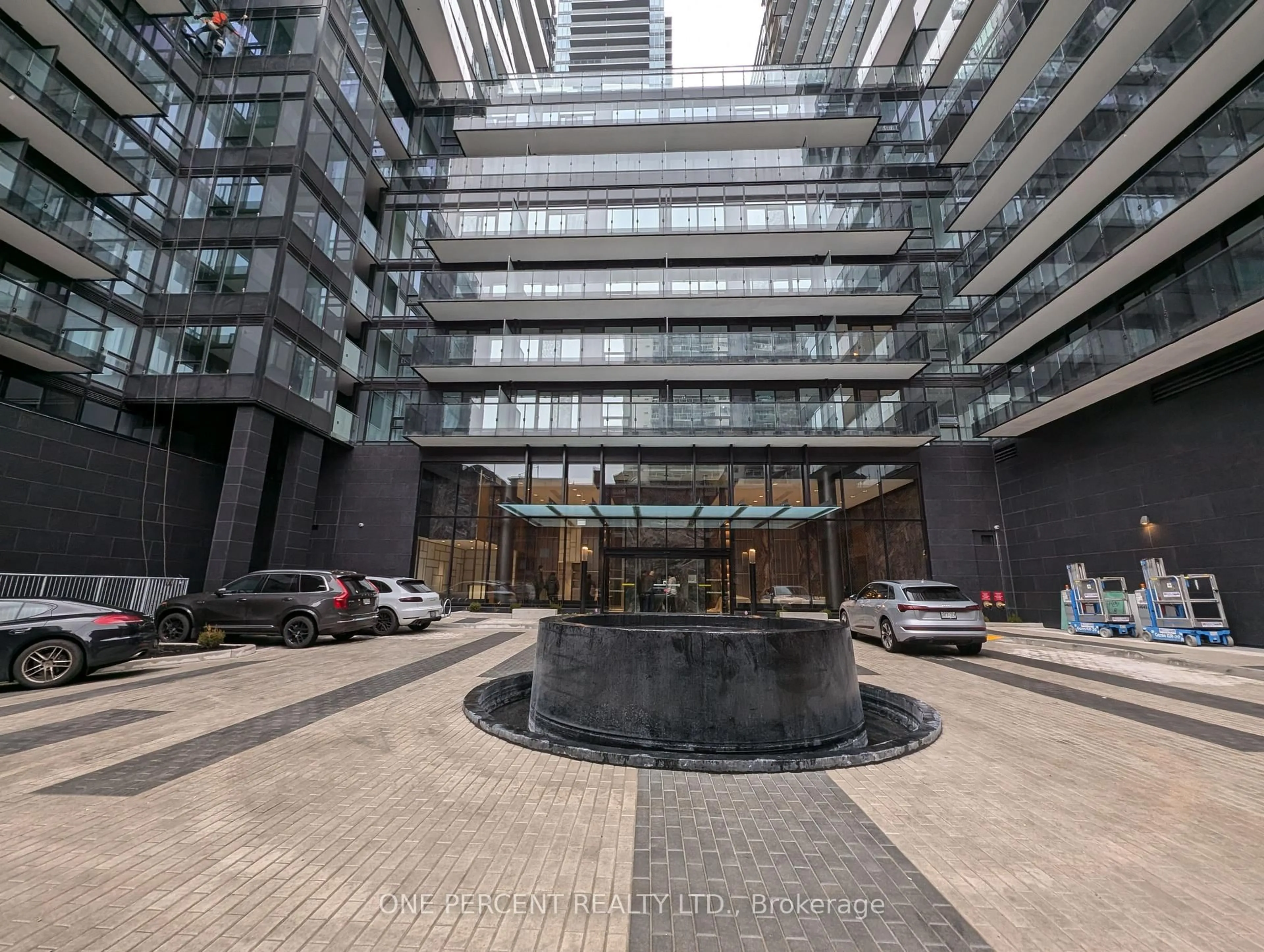 Indoor foyer for 127 Broadway Ave #1104, Toronto Ontario M4P 1V4
