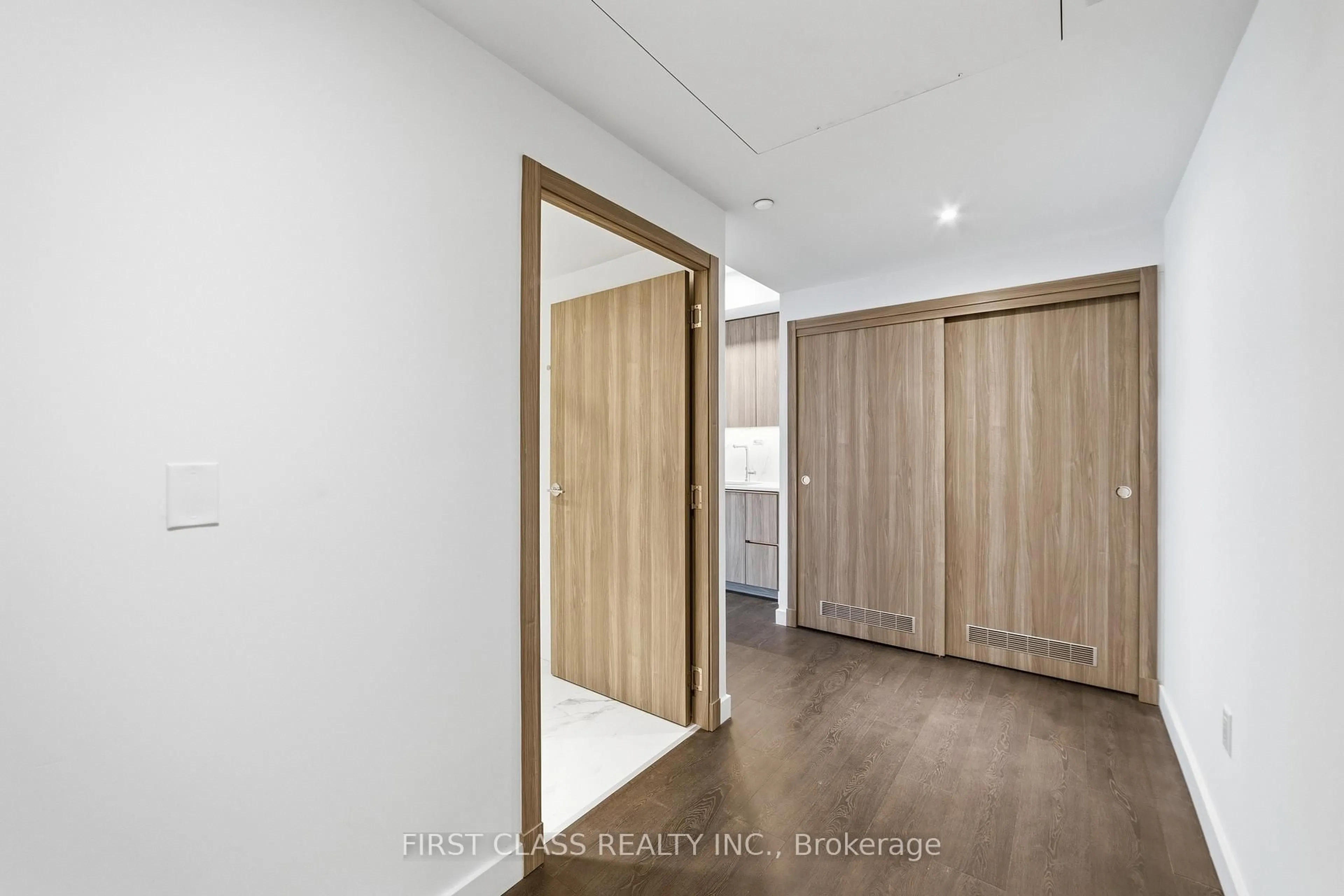 Indoor entryway for 27 McMahon Dr #815, Toronto Ontario M2K 0J2