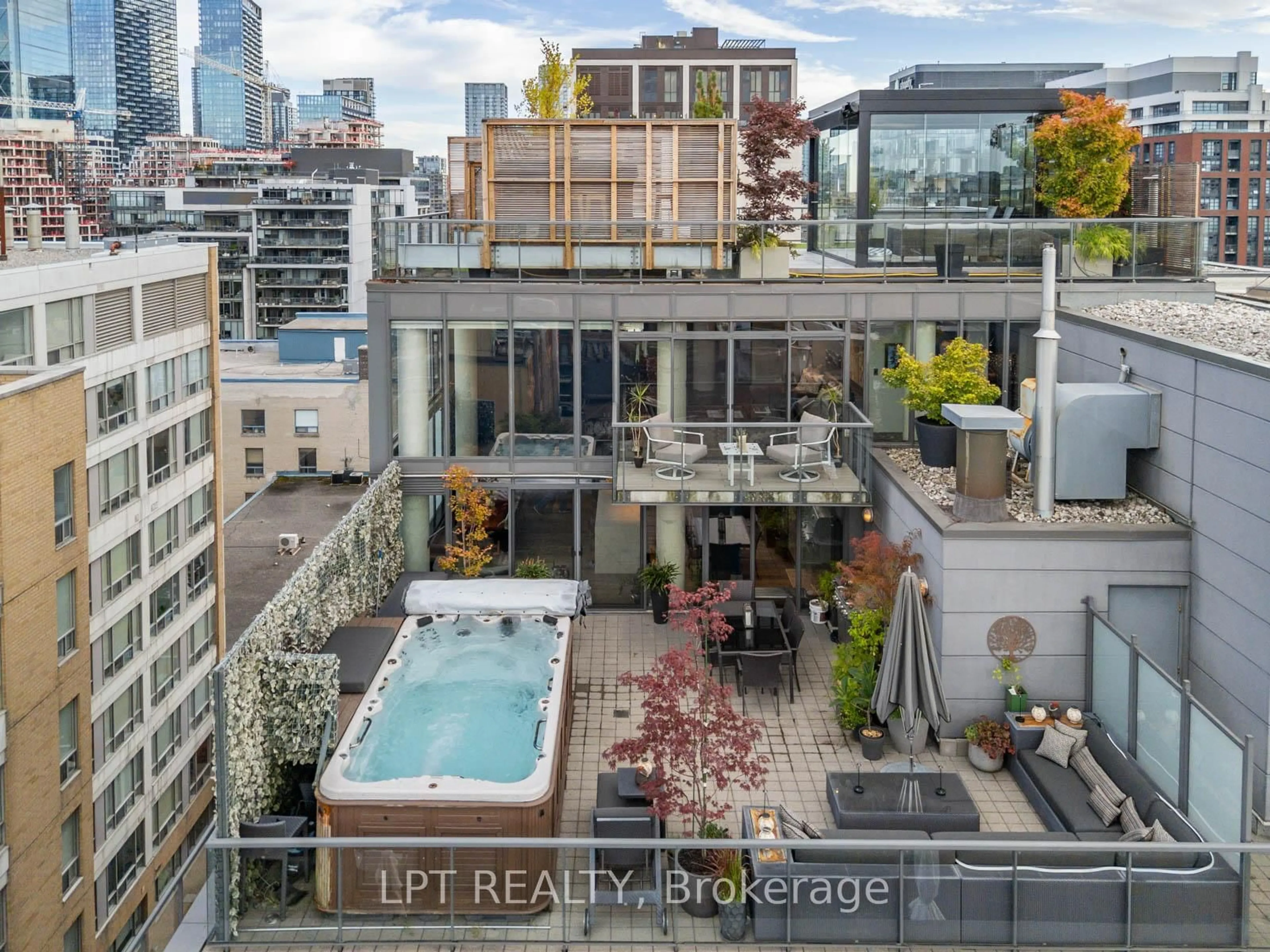 A pic from outside/outdoor area/front of a property/back of a property/a pic from drone, city buildings view from balcony for 533 Richmond St #Ph1, Toronto Ontario M5V 1Y5