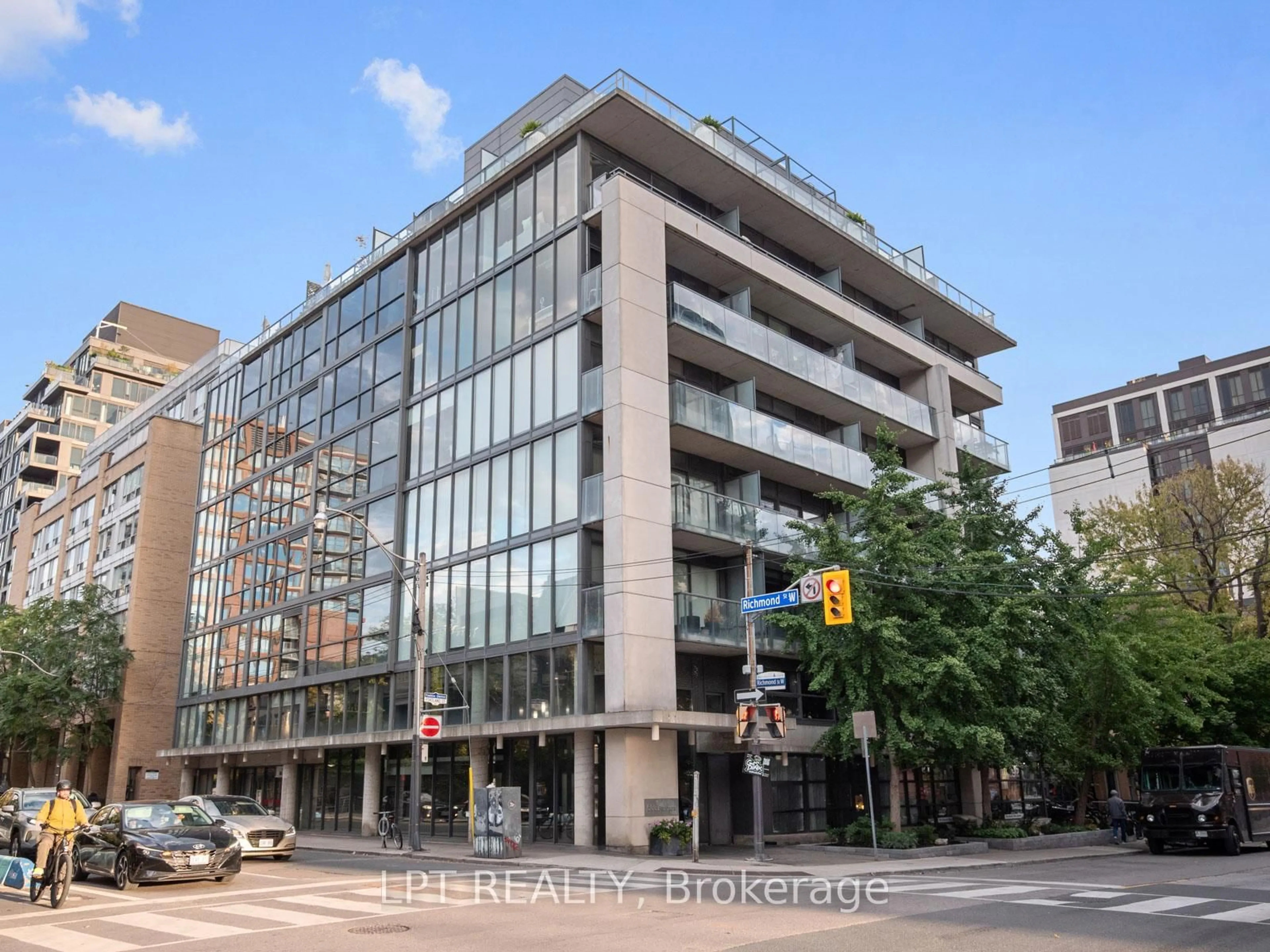 Indoor foyer for 533 Richmond St #Ph1, Toronto Ontario M5V 1Y5