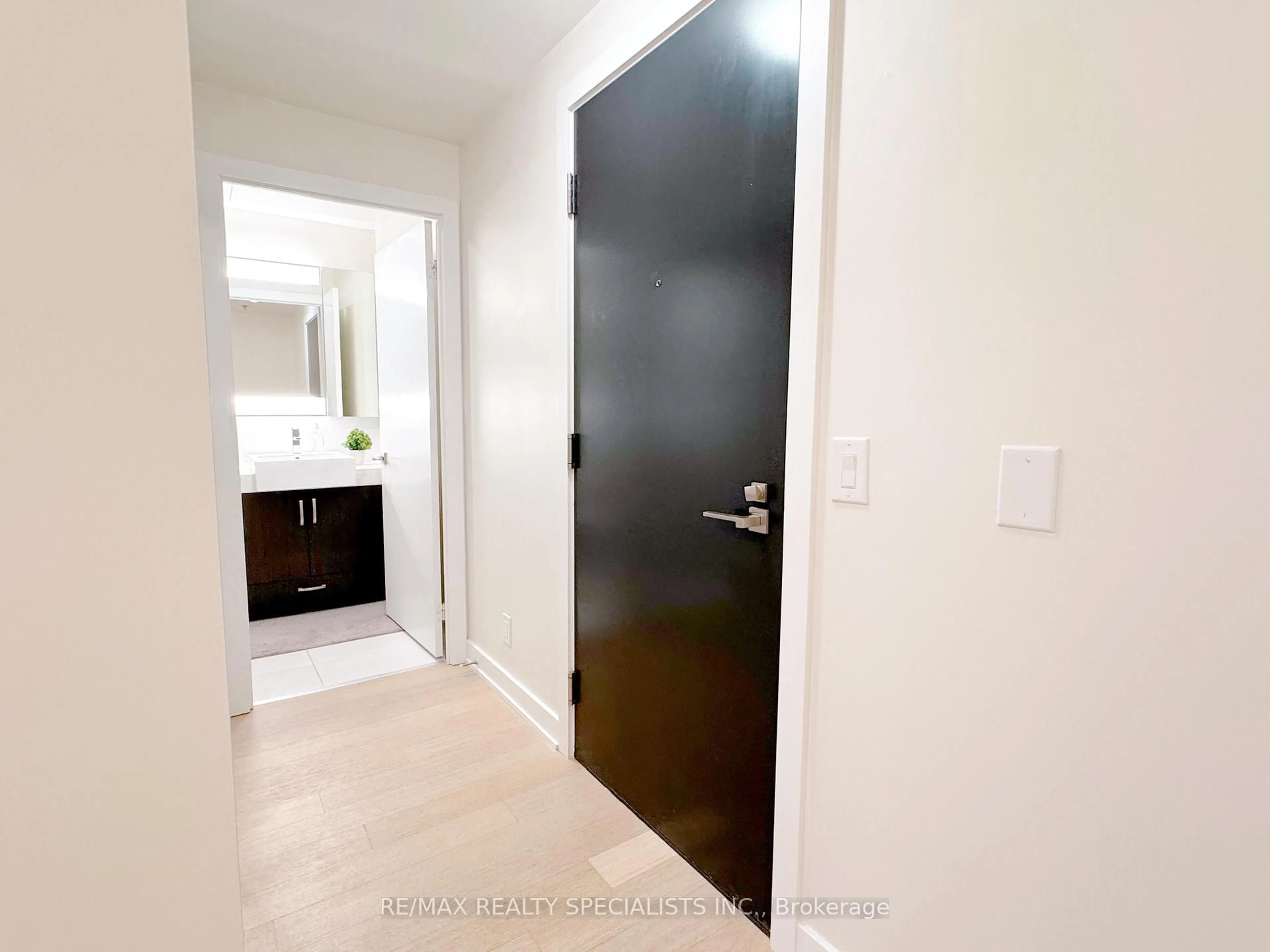 Indoor entryway for 15 Beverley St #905, Toronto Ontario M5T 0B3