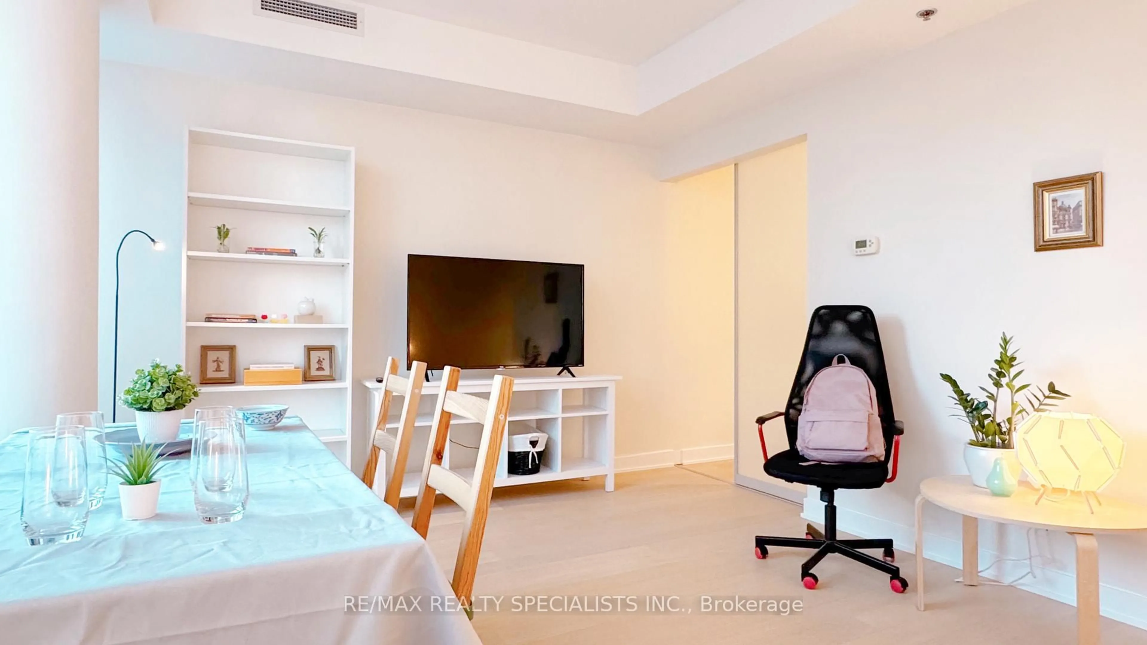 A pic of a room for 15 Beverley St #905, Toronto Ontario M5T 0B3