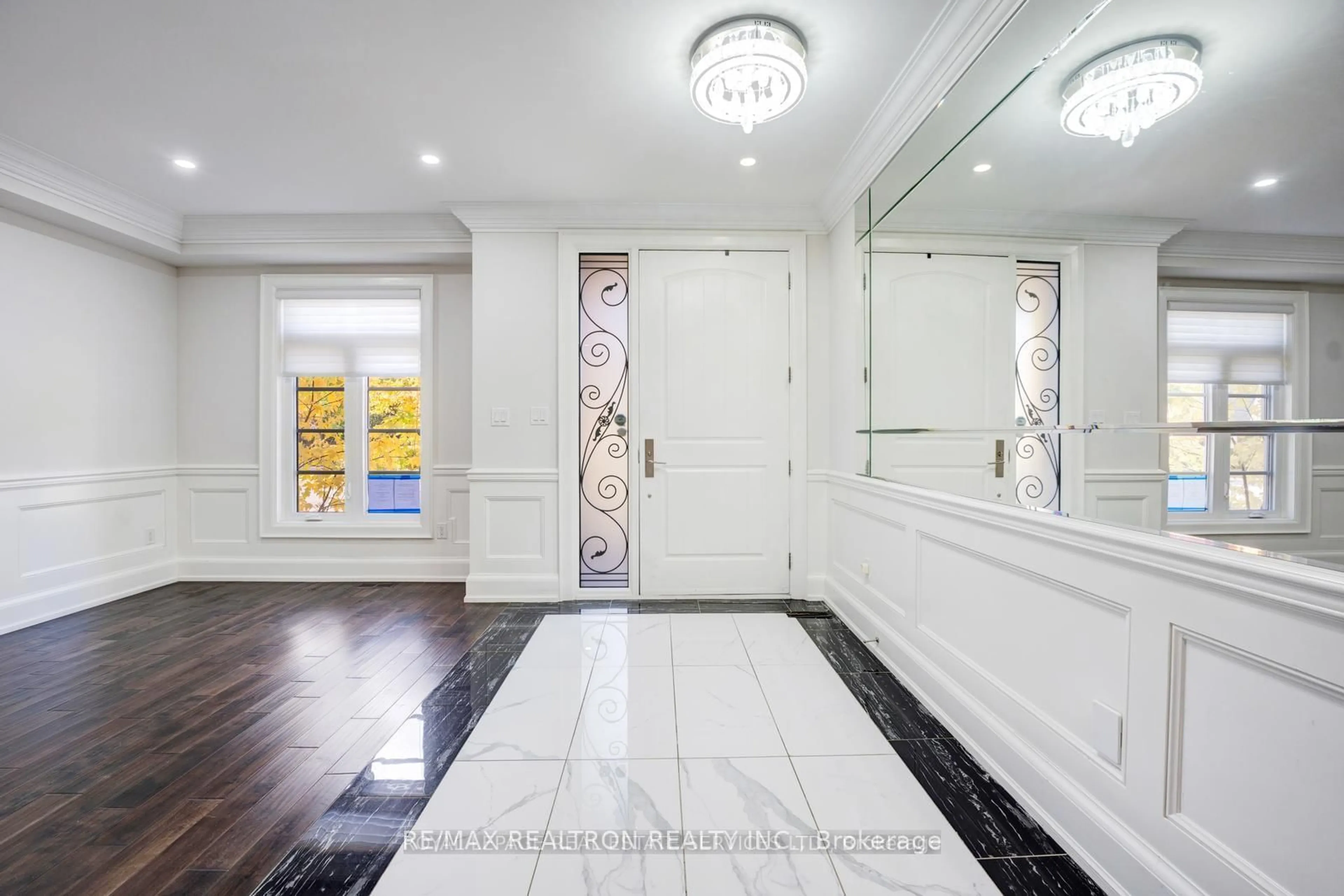 Indoor entryway for 19 Irvington Cres, Toronto Ontario M2N 2Z2