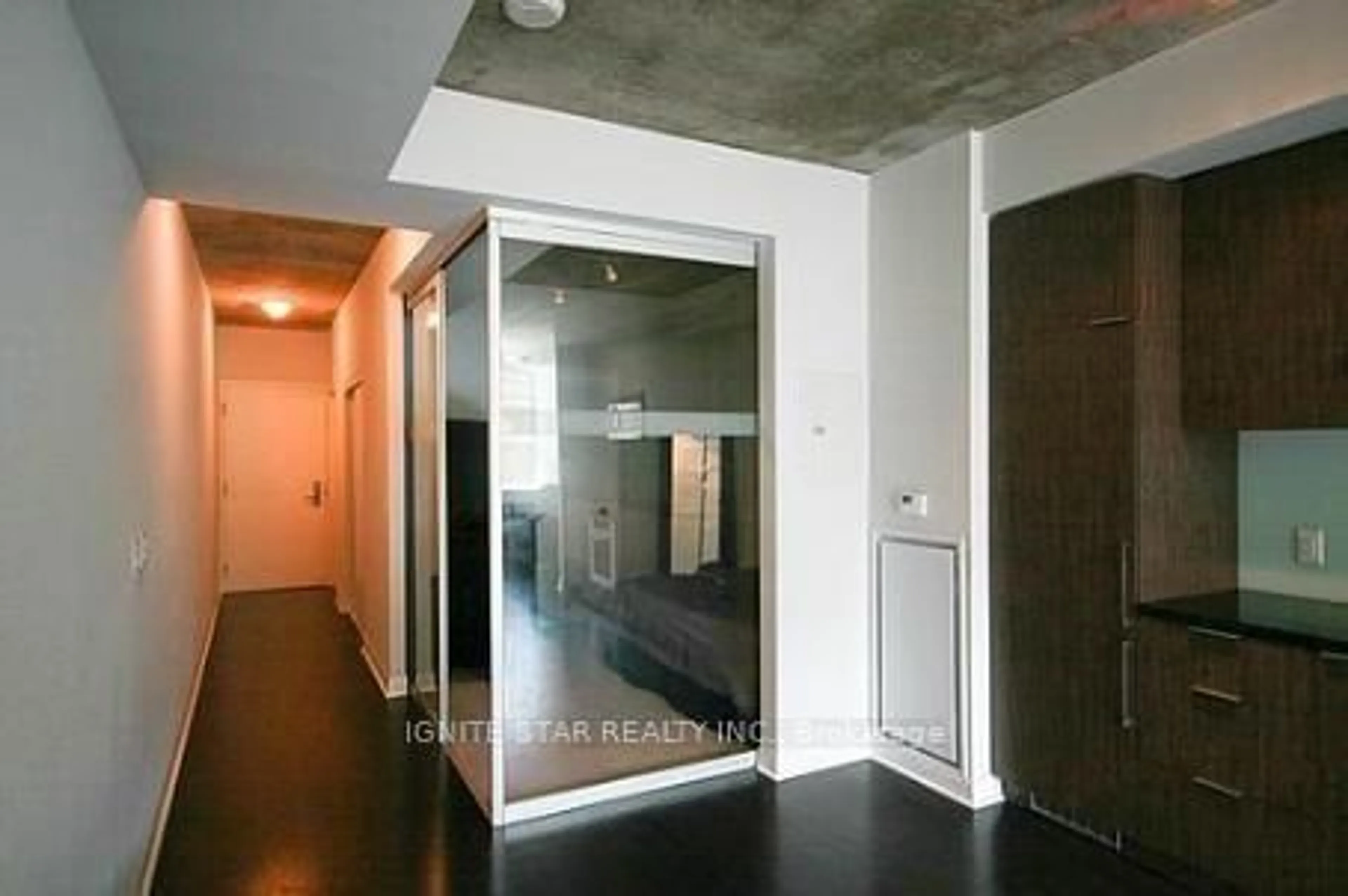 Indoor foyer for 478 King St #209, Toronto Ontario M5V 0A8