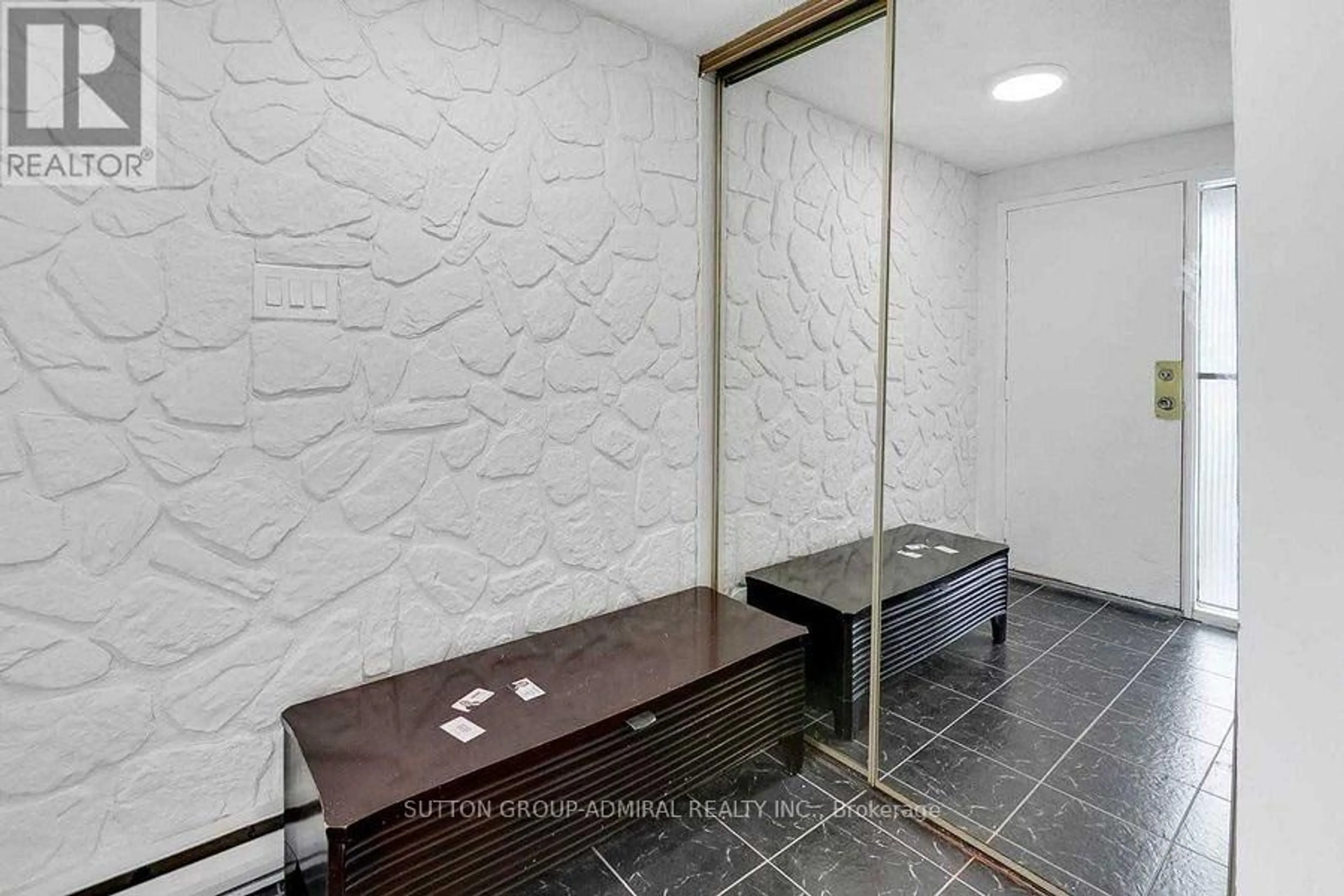 Indoor foyer for 143 Torresdale Ave, Toronto Ontario M2R 3K2