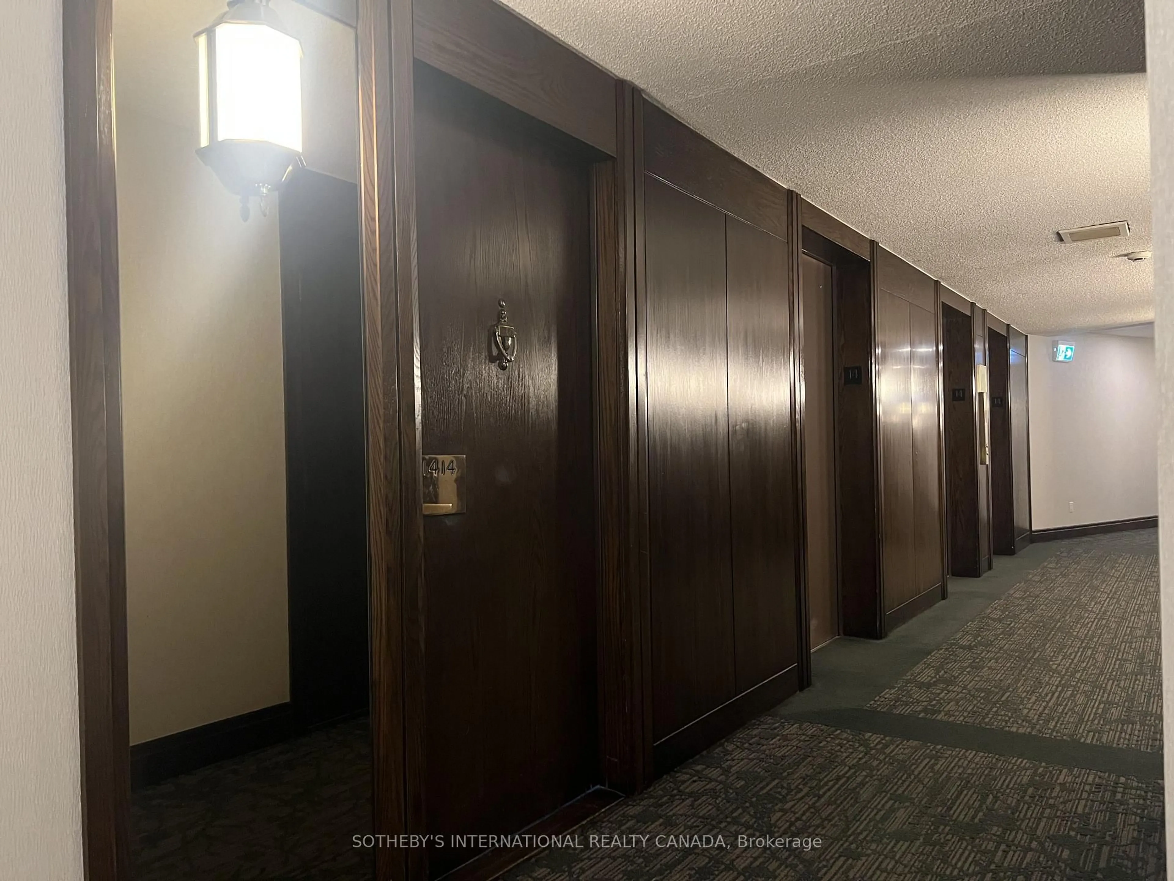 Indoor foyer for 55 Harbour Sq #1414, Toronto Ontario M5E 2L1