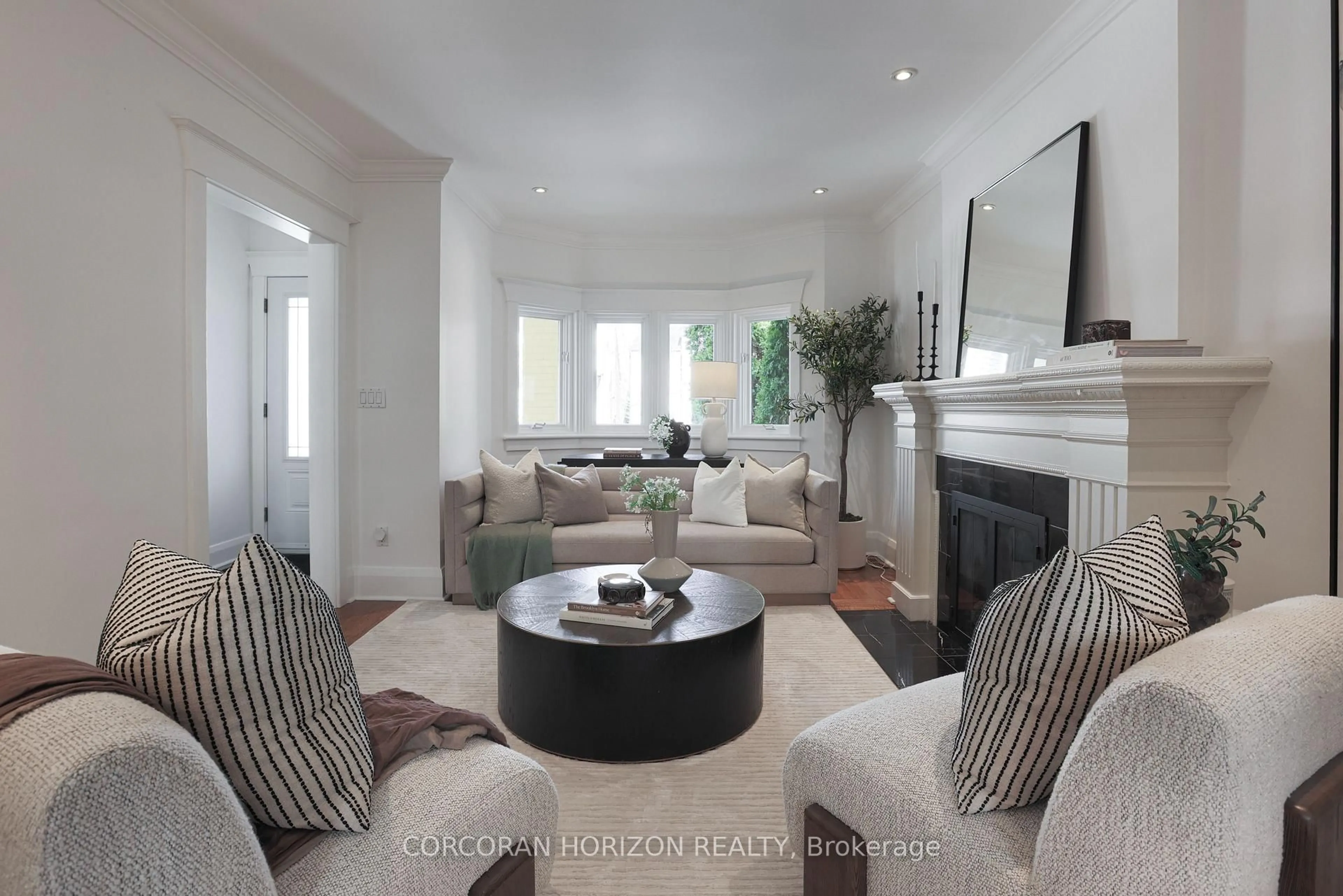 Living room with furniture, unknown for 103 Manor Rd, Toronto Ontario M4S 1R3