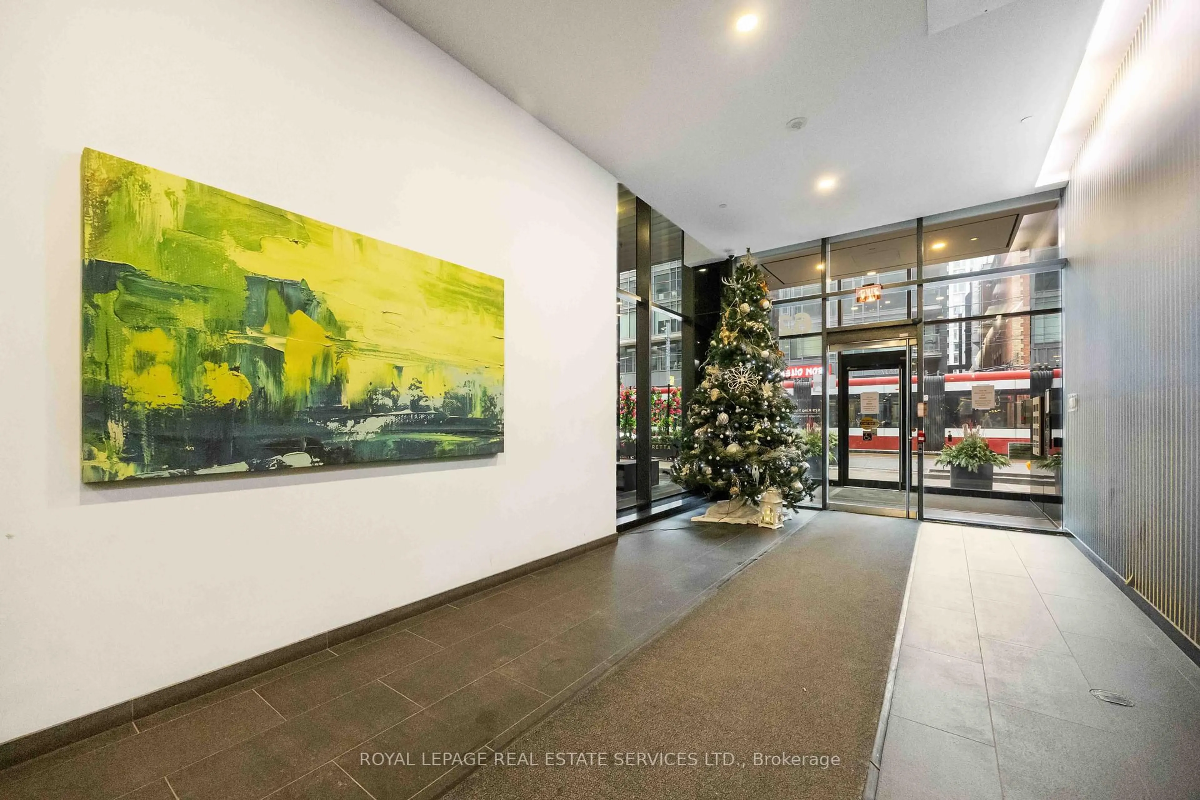 Indoor foyer for 629 King St #1128, Toronto Ontario M5V 0G9