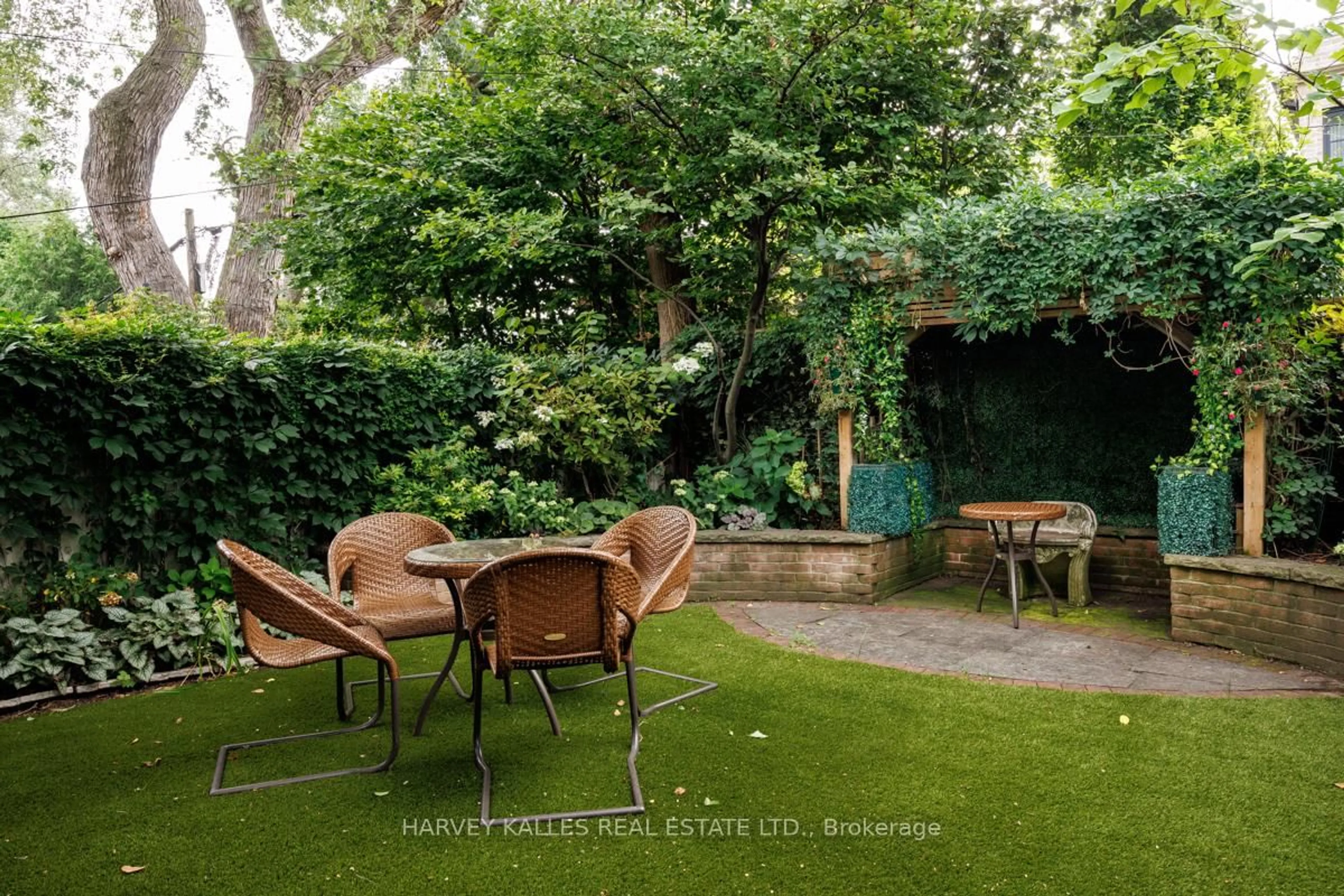 Patio, street for 131 Balmoral Ave, Toronto Ontario M4V 1J5