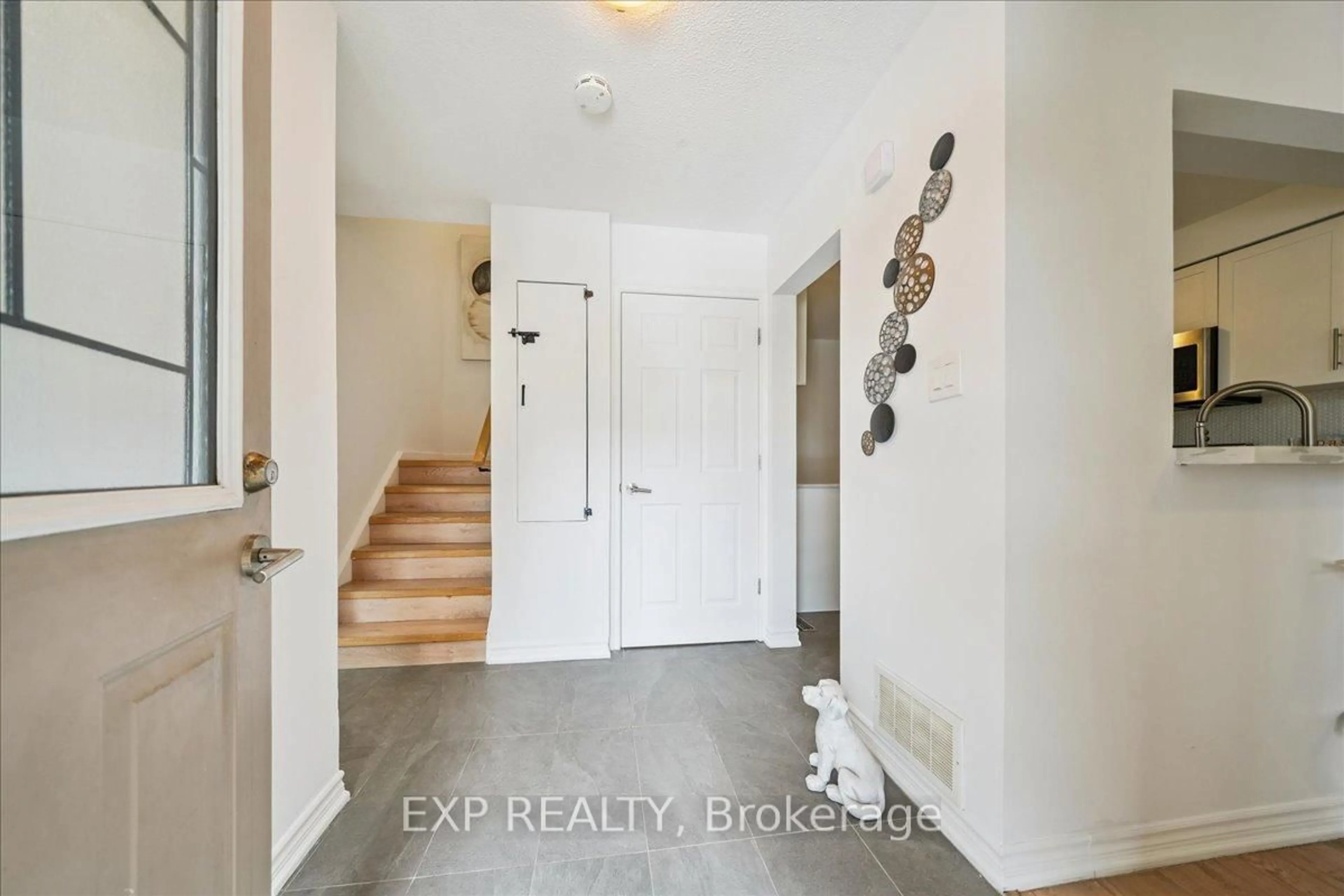 Indoor entryway for 10 Laurie Shepway, Toronto Ontario M2J 1X6