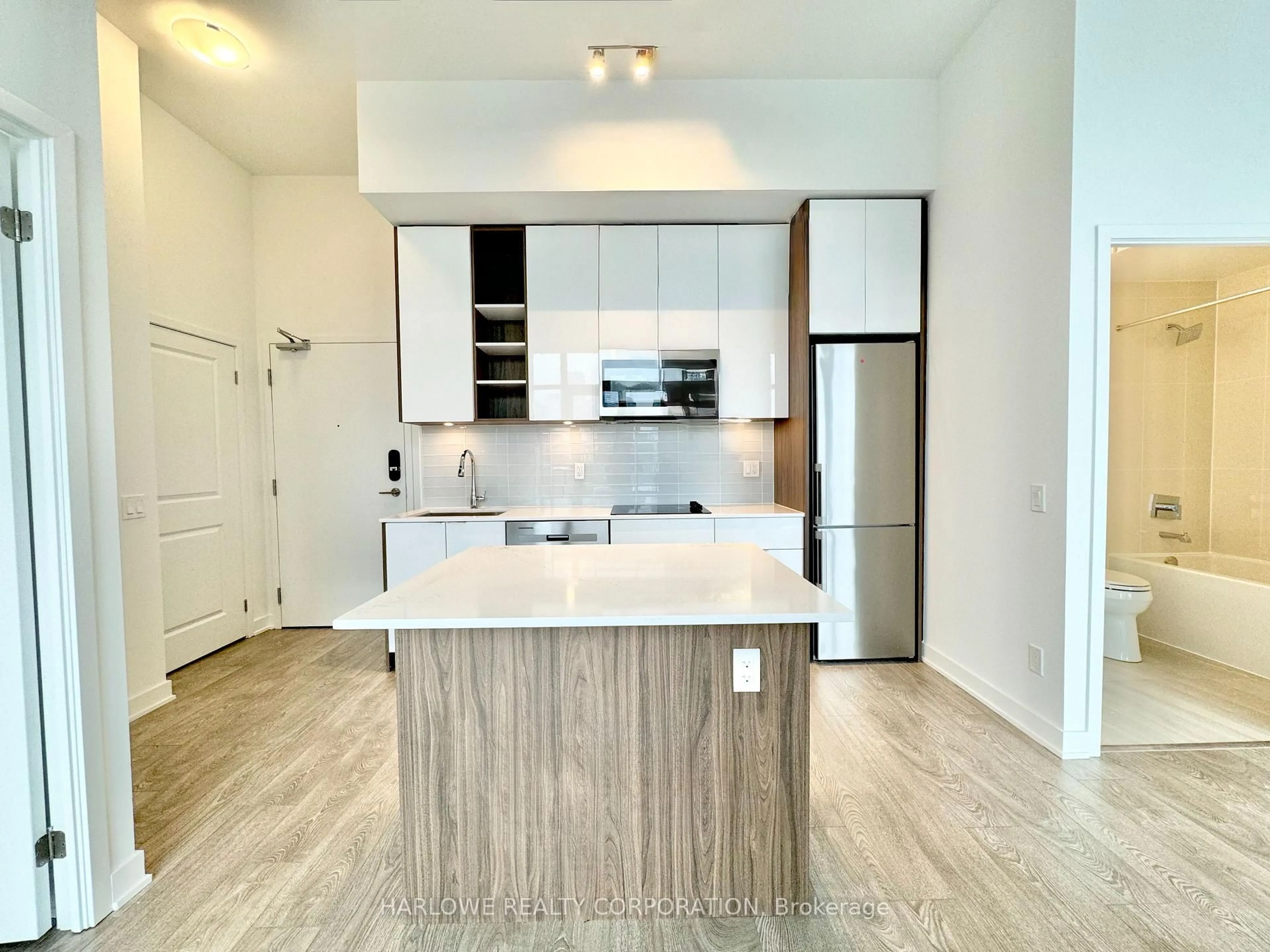 Open concept kitchen, wood/laminate floor for 543 Richmond St #PH05, Toronto Ontario M5V 0W9