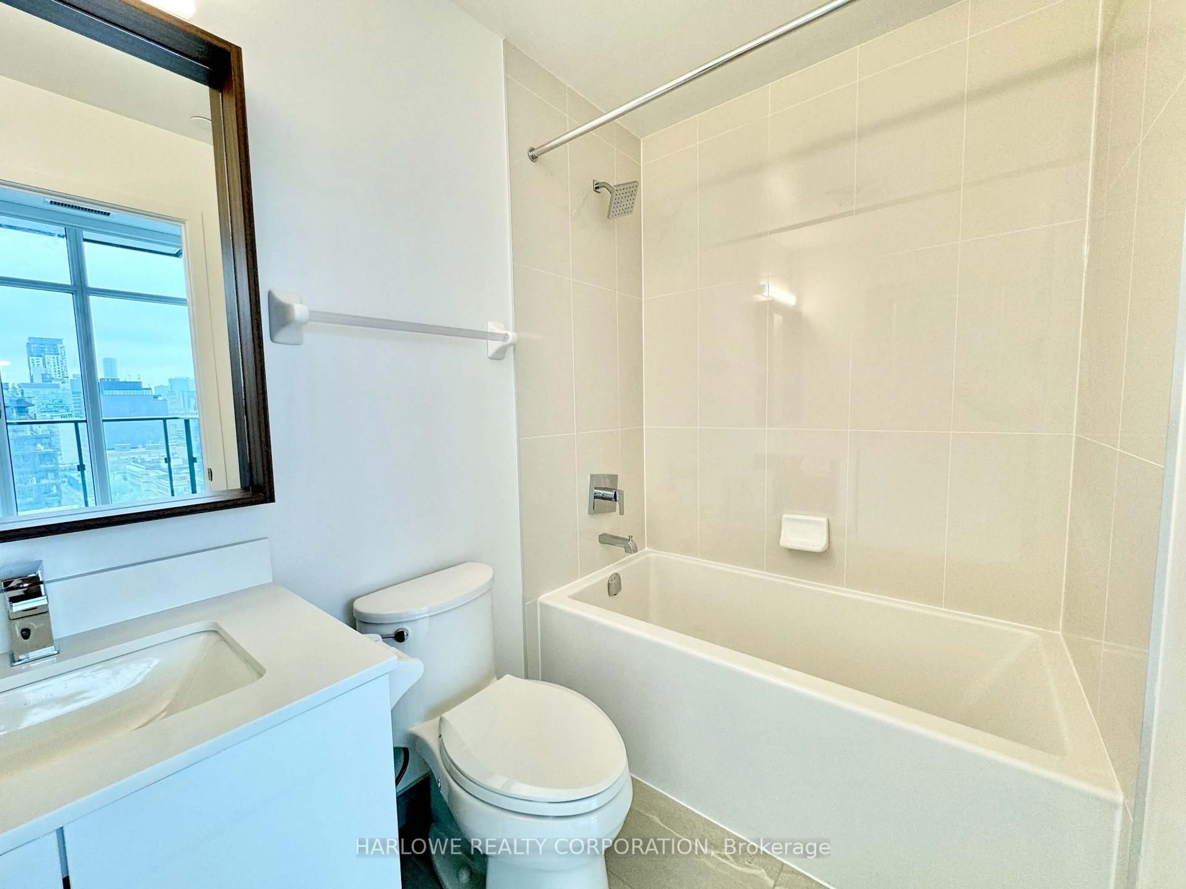 Standard bathroom, ceramic/tile floor for 543 Richmond St #PH05, Toronto Ontario M5V 0W9