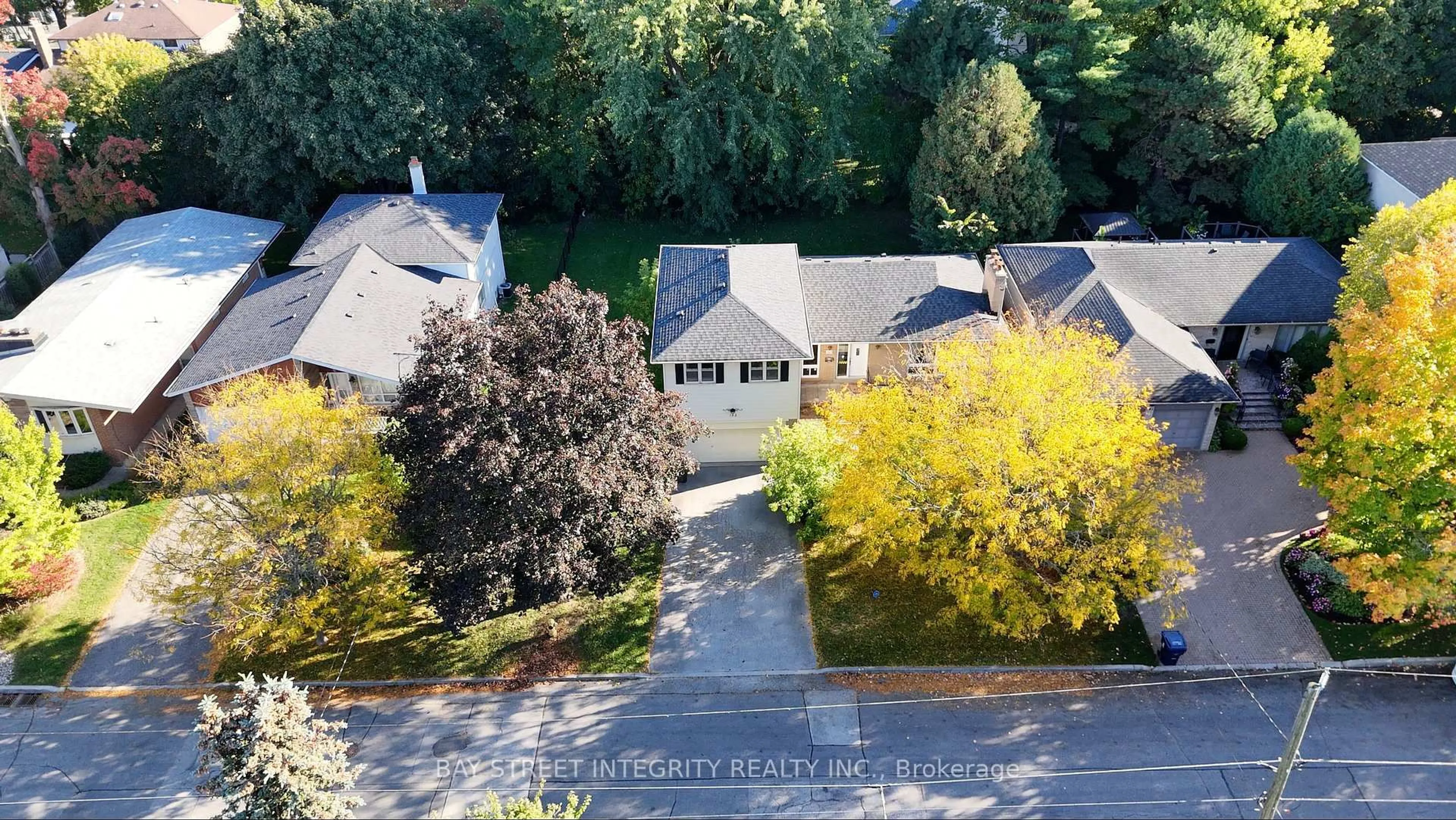 A pic from outside/outdoor area/front of a property/back of a property/a pic from drone, street for 143 Munro Blvd, Toronto Ontario M2P 1C9
