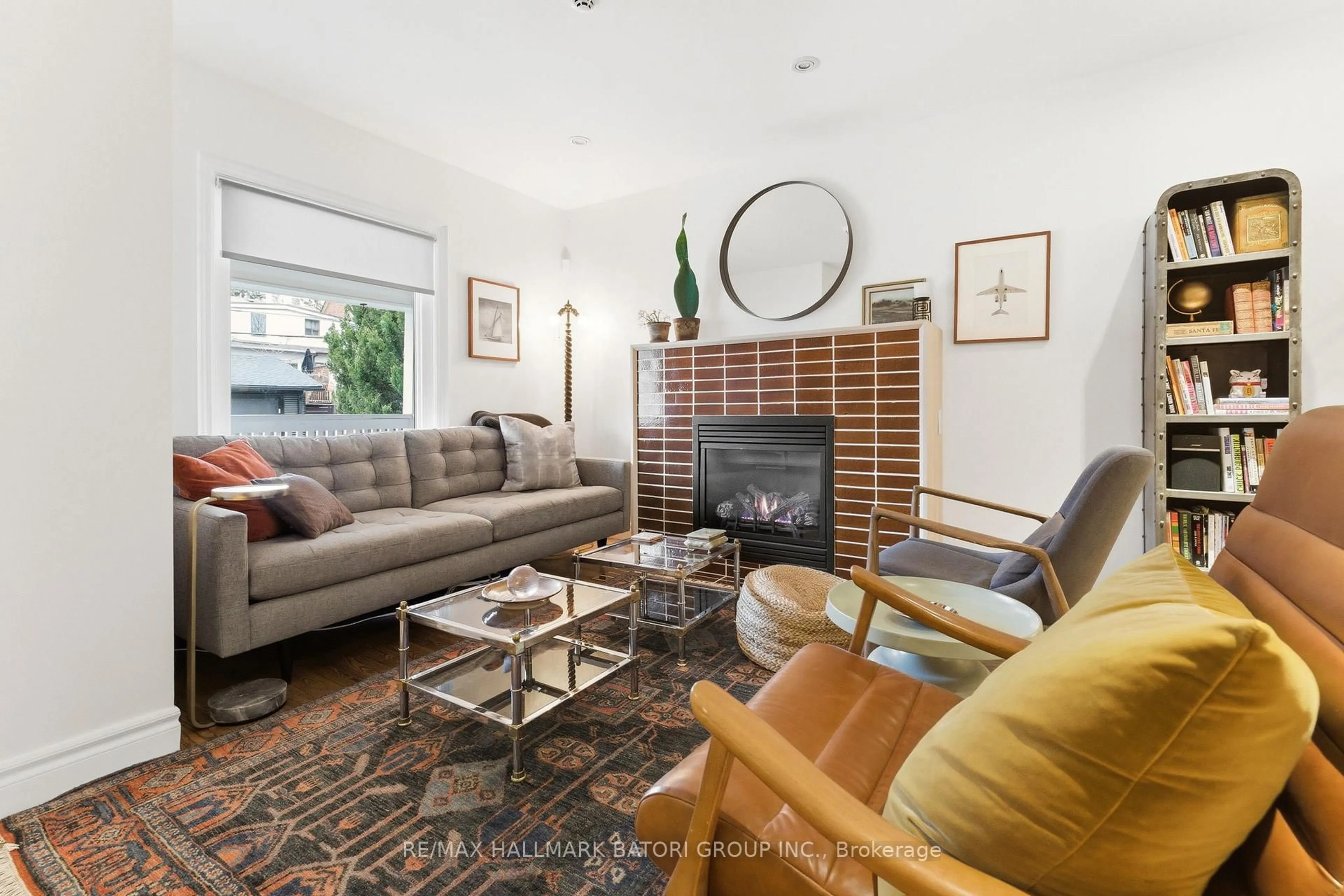 Living room with furniture, unknown for 39 Hocken Ave, Toronto Ontario M6G 2K1