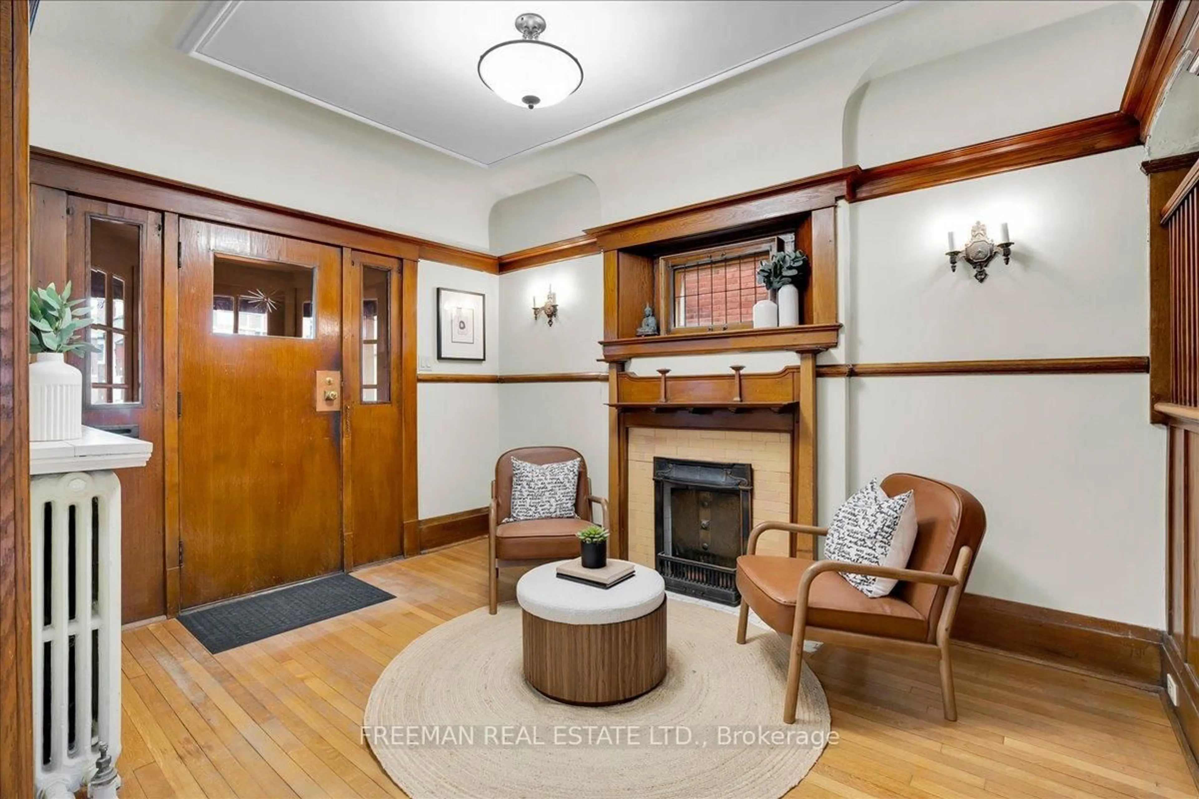 Indoor foyer for 29 Tyrrel Ave, Toronto Ontario M6G 2G1