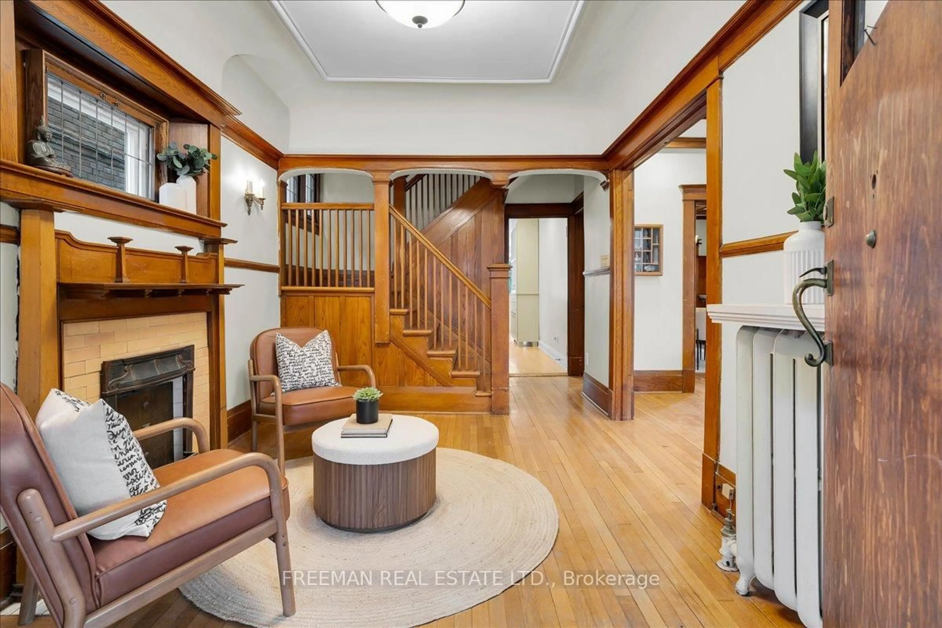 Indoor foyer for 29 Tyrrel Ave, Toronto Ontario M6G 2G1