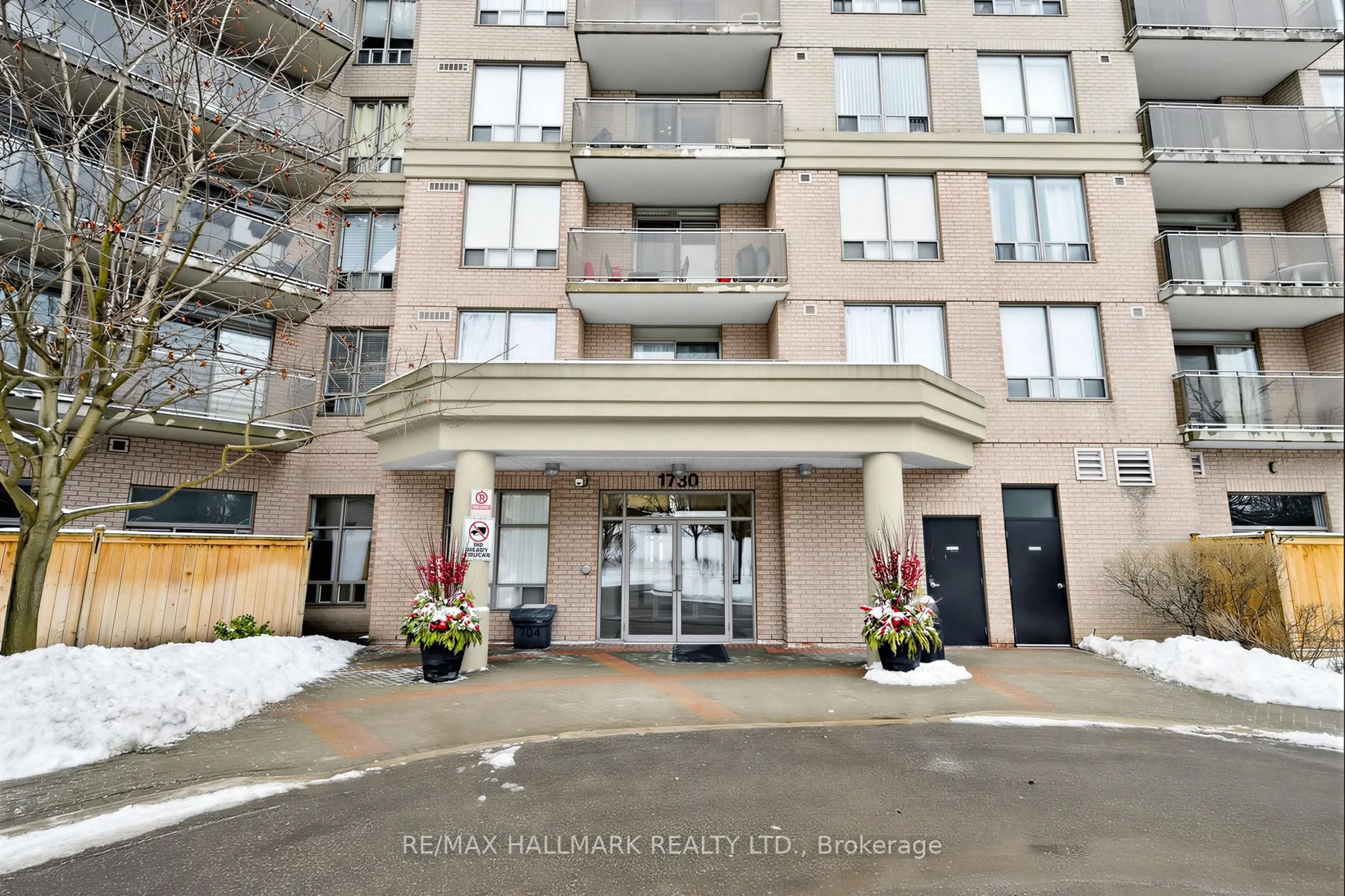 Indoor foyer for 1730 Eglinton Ave #211, Toronto Ontario M4A 1J7