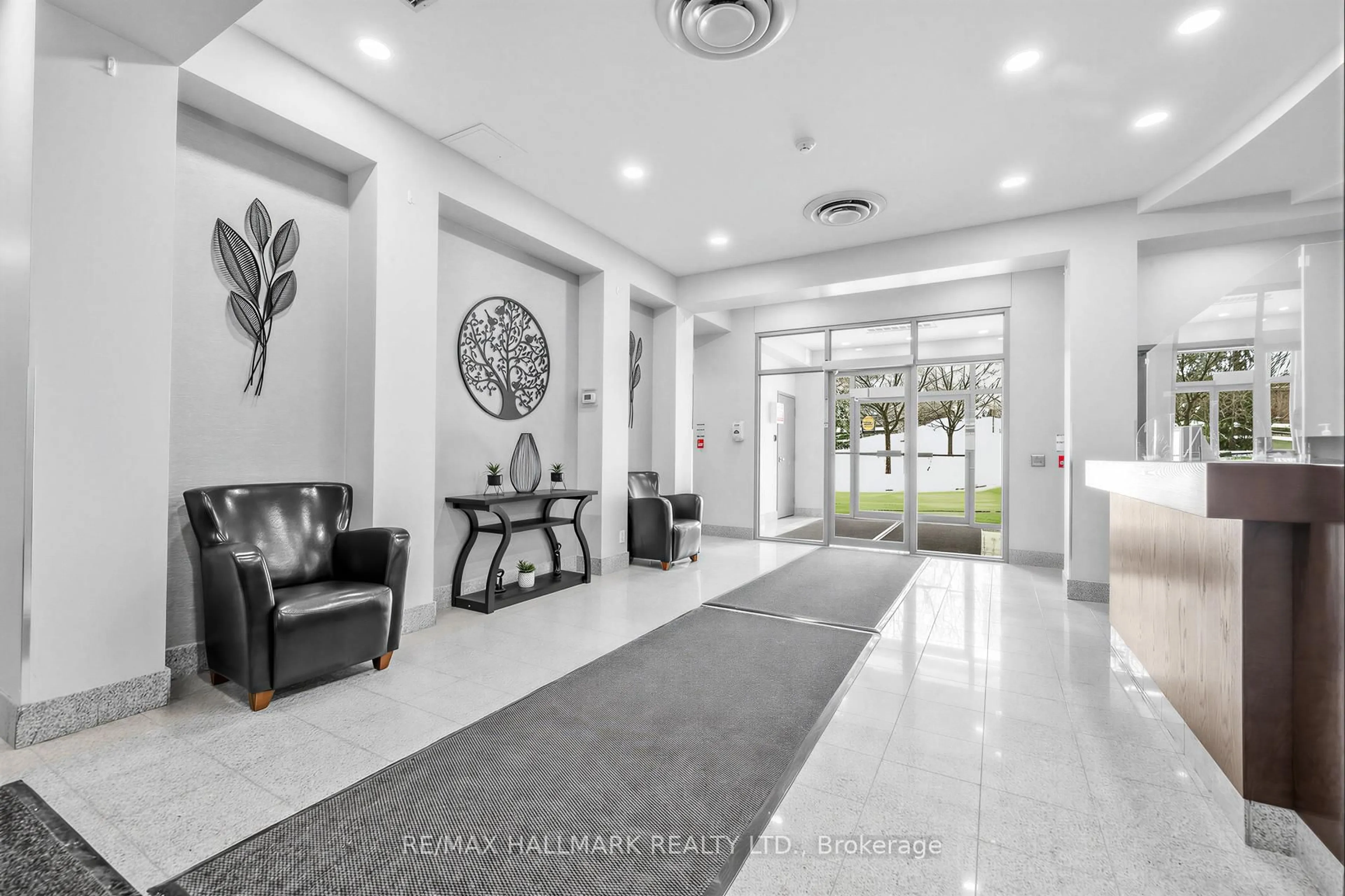 Indoor foyer for 1730 Eglinton Ave #211, Toronto Ontario M4A 1J7