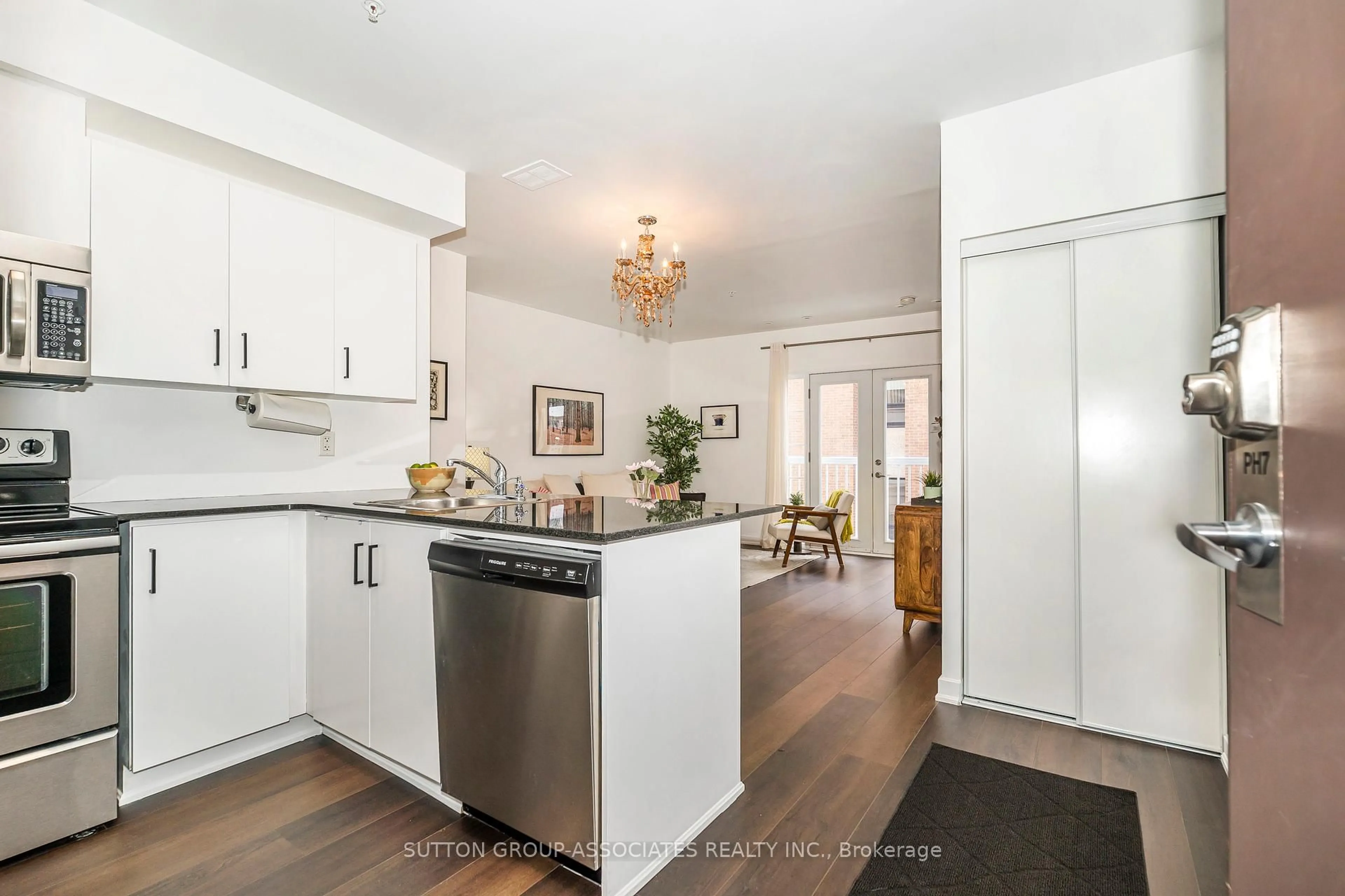 Open concept kitchen, wood/laminate floor for 539 Jarvis St #PH7, Toronto Ontario M4Y 2H7