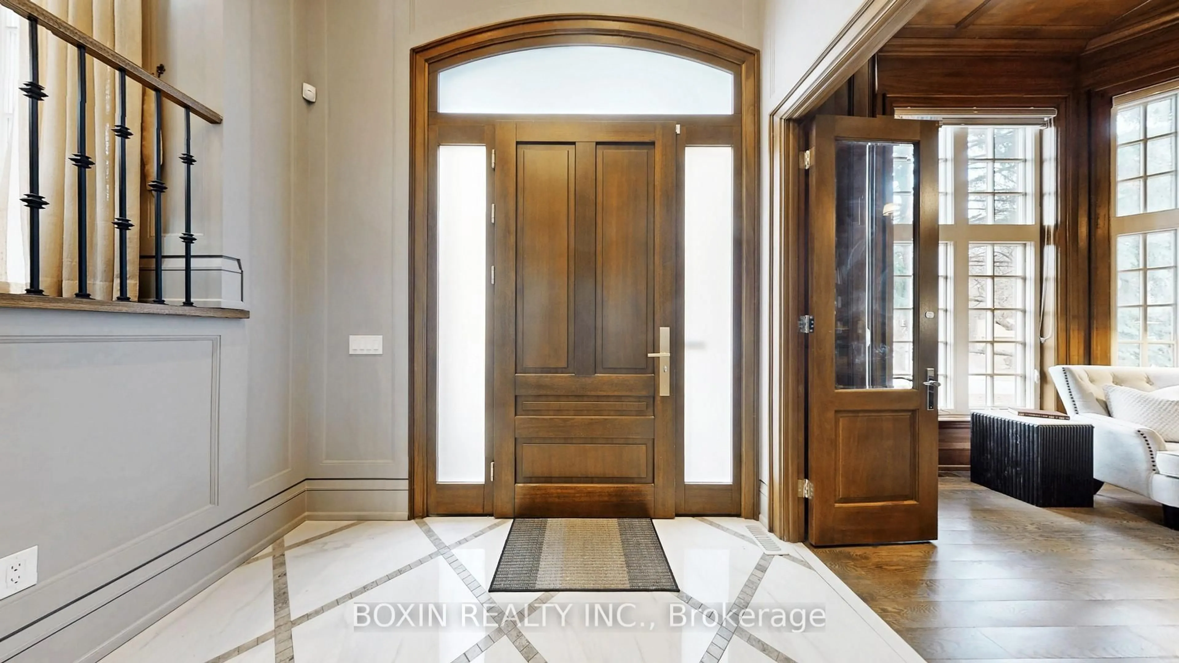 Indoor foyer for 11 Tremont Cres, Toronto Ontario M3B 2R9