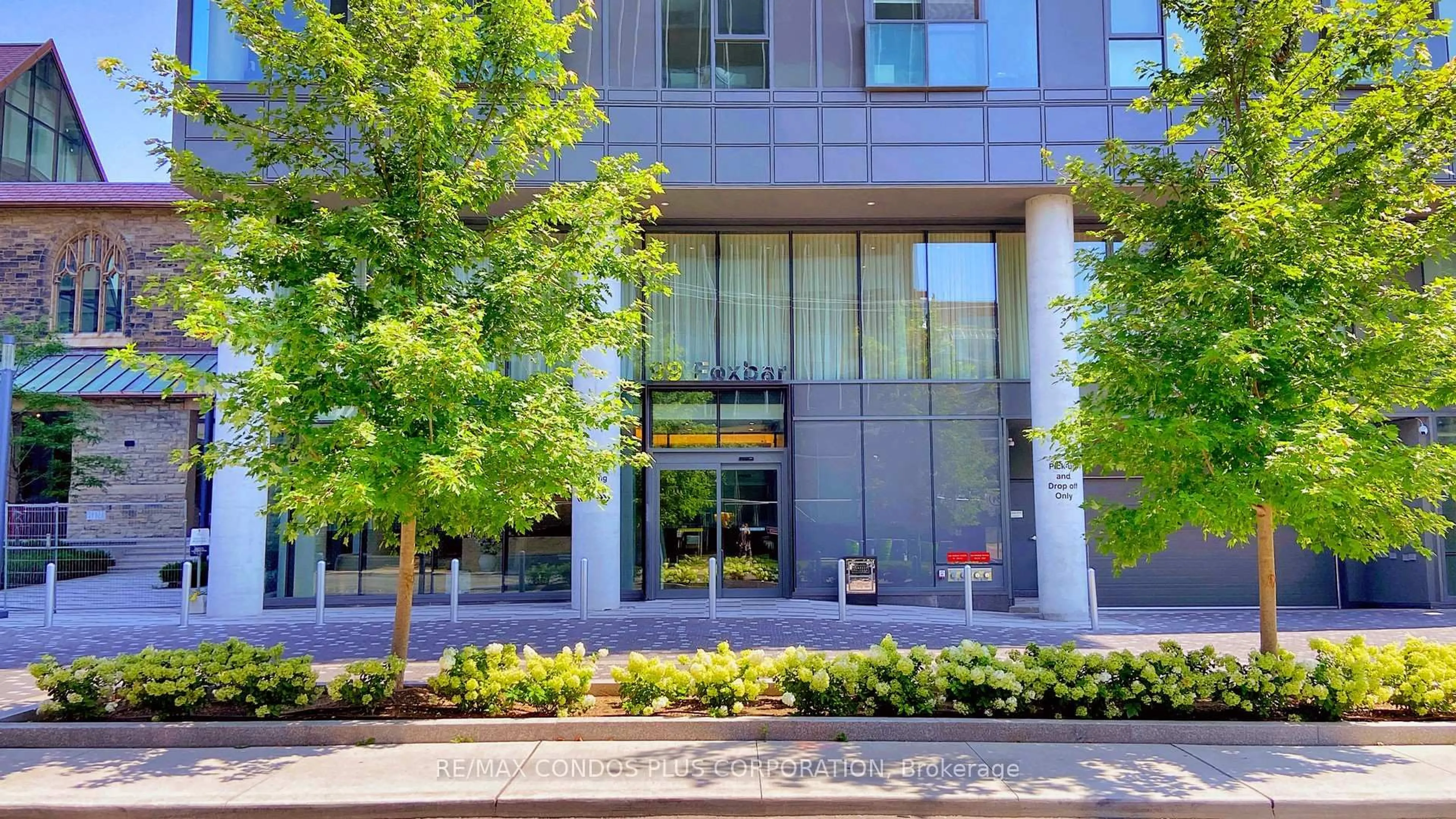 Indoor foyer for 99 Foxbar Rd #1406, Toronto Ontario M4V 0B2