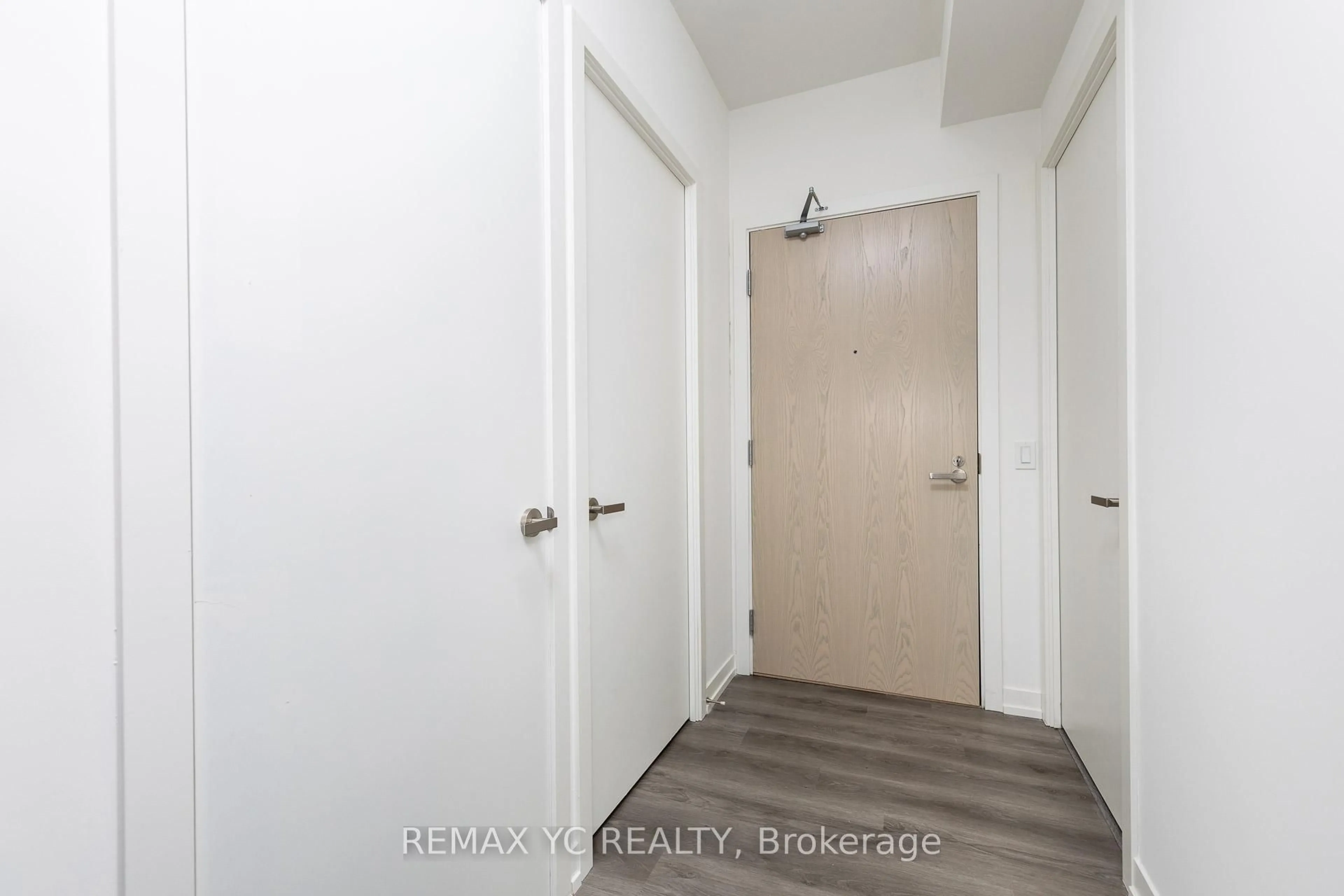 Indoor entryway for 138 Downes St #7108, Toronto Ontario M5E 0E4