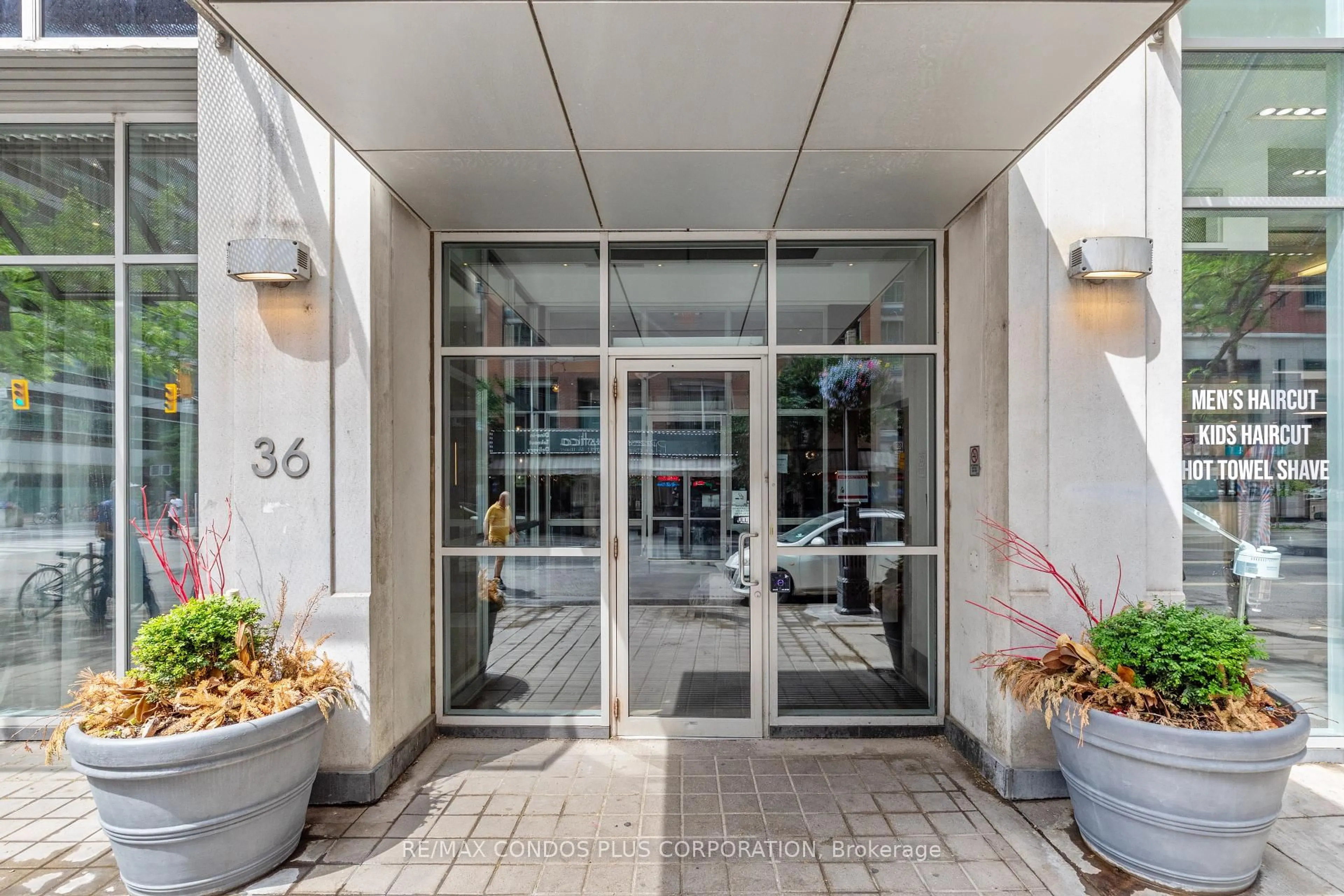 Indoor foyer for 36 Blue Jays Way #930, Toronto Ontario M5V 3T3