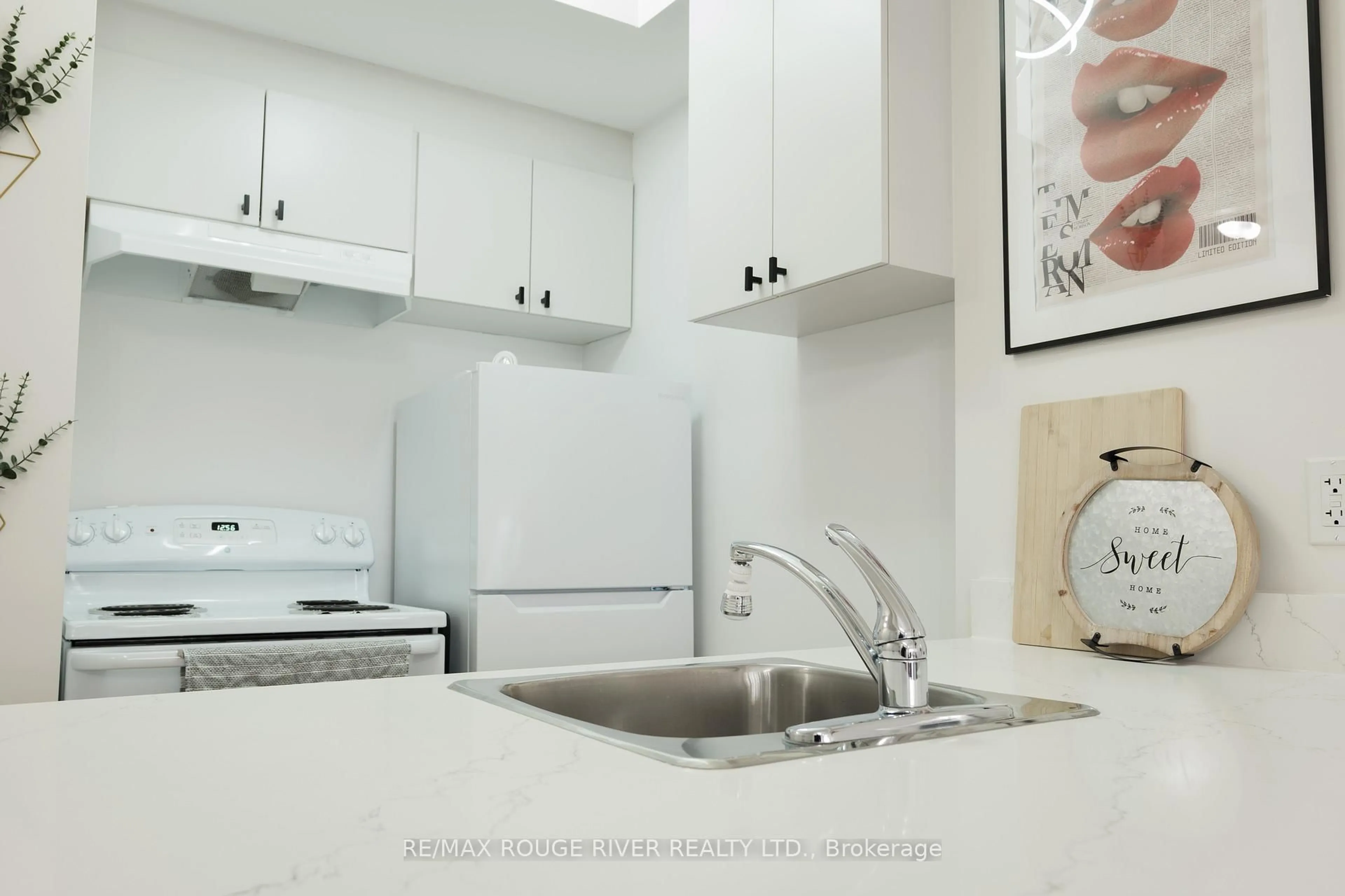 Unknown for 15 Maplewood Ave #307, Toronto Ontario M6C 4B4