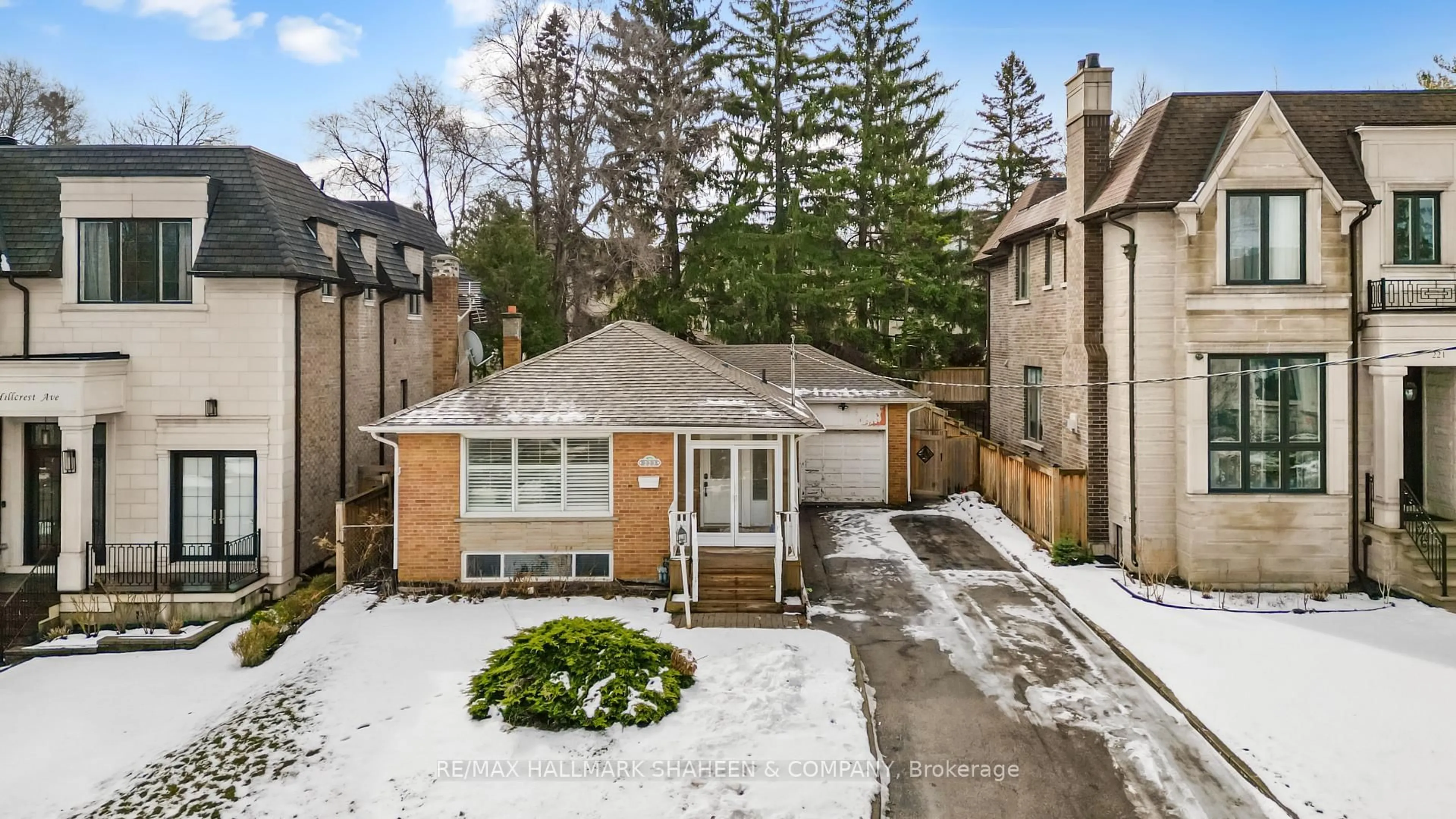 A pic from outside/outdoor area/front of a property/back of a property/a pic from drone, street for 223 Hillcrest Ave, Toronto Ontario M2N 3P3