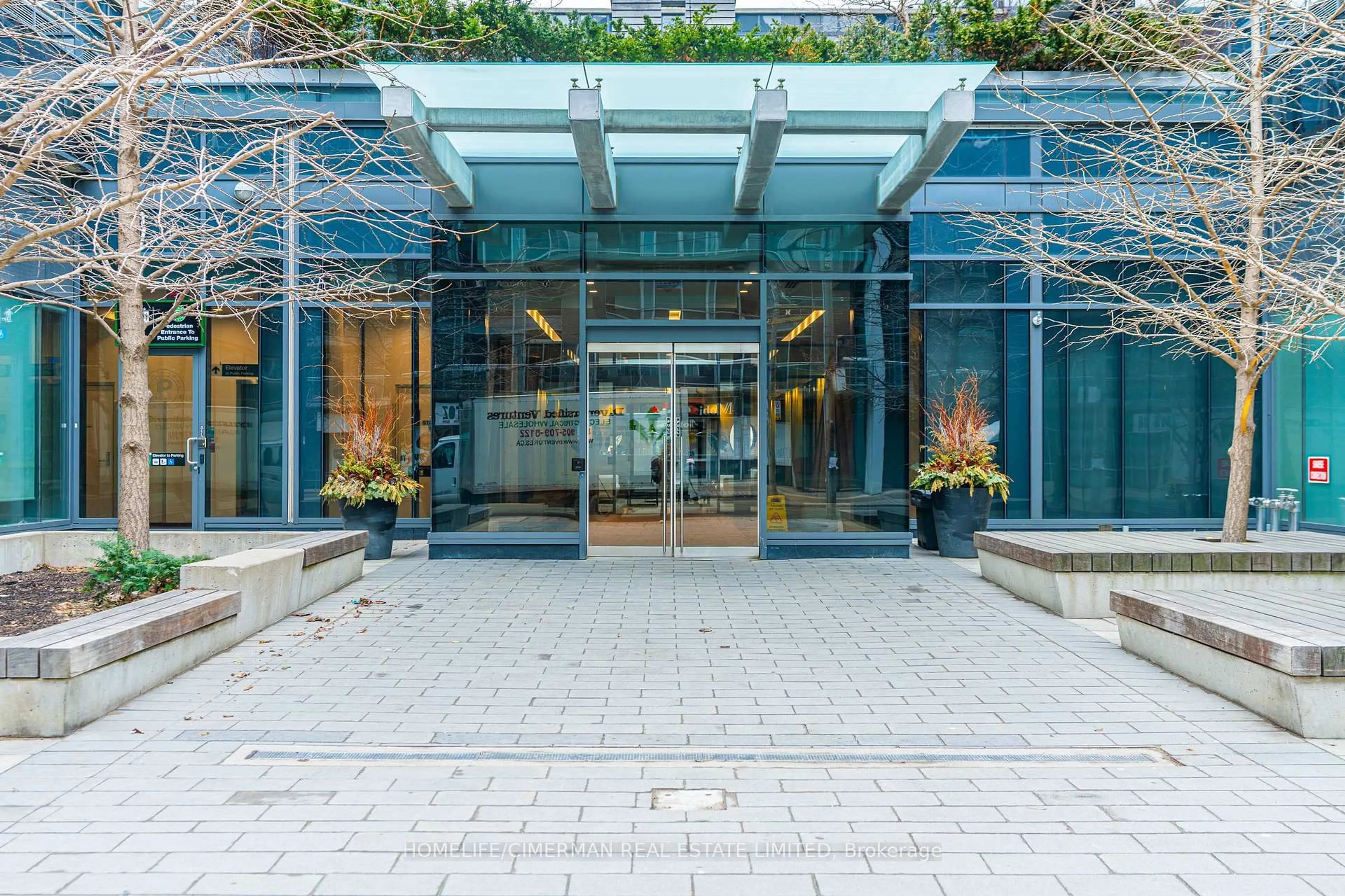 Indoor foyer for 1030 King St #426, Toronto Ontario M6K 0B4